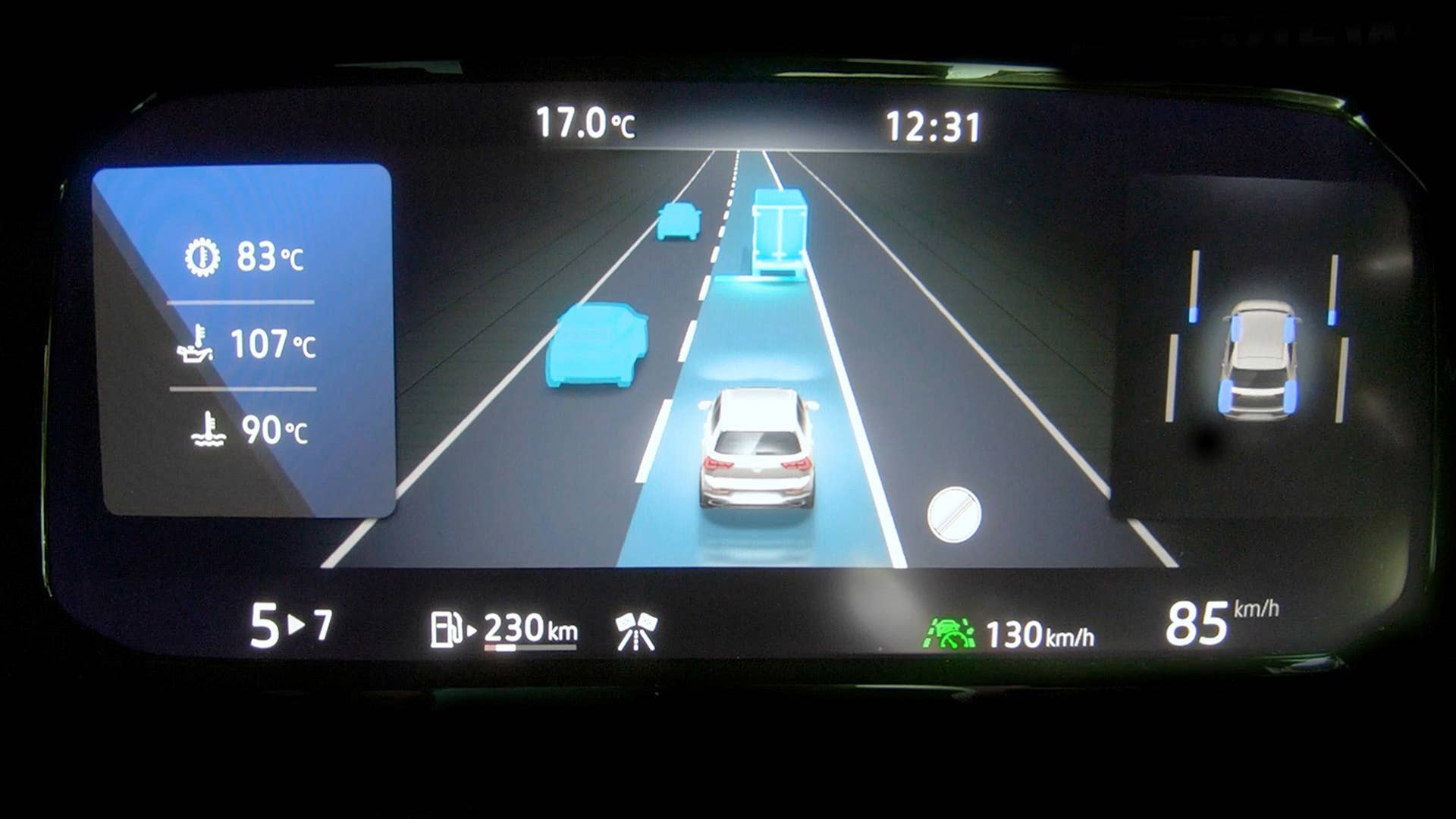 The Travel Assist surroundings display shows what the Golfís sensors detect.
