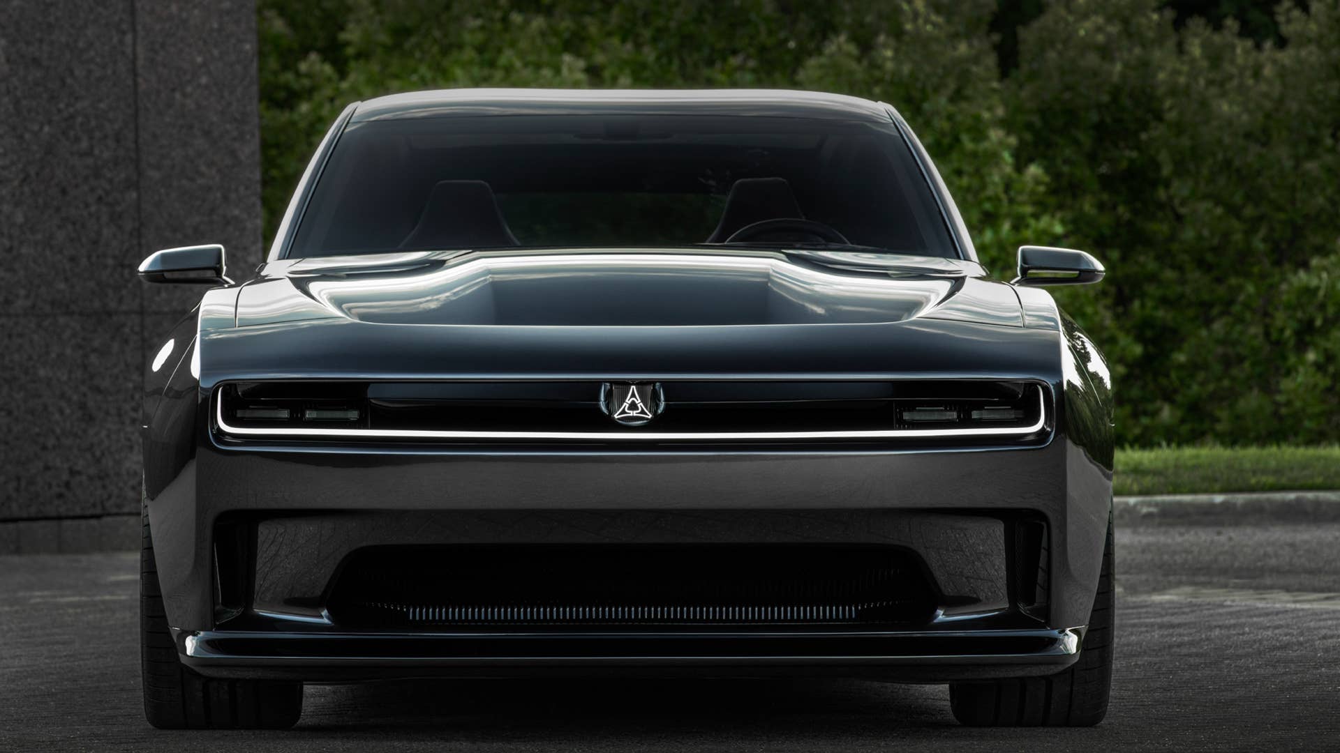 The Dodge Charger Daytona SRT Concept combines modern looks with a long, wide and confident road presence. The front grille stands out with cross-car illuminated lighting centered by a white illuminated Fratzog badge.