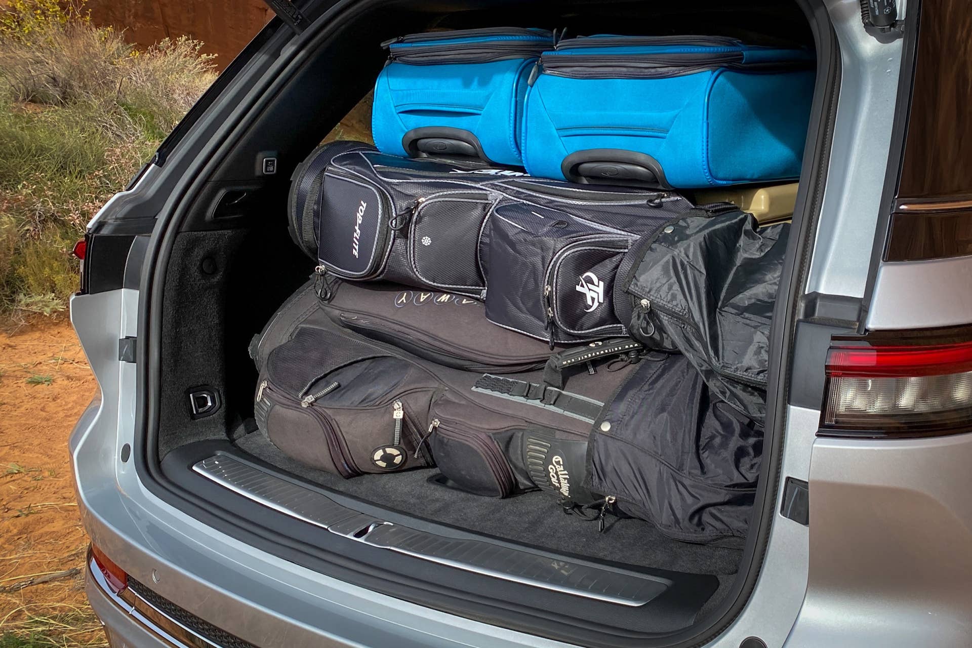2022 Jeep® Grand Cherokee Trailhawk. Cargo hold can now accommodate sets of golf clubs transversely.