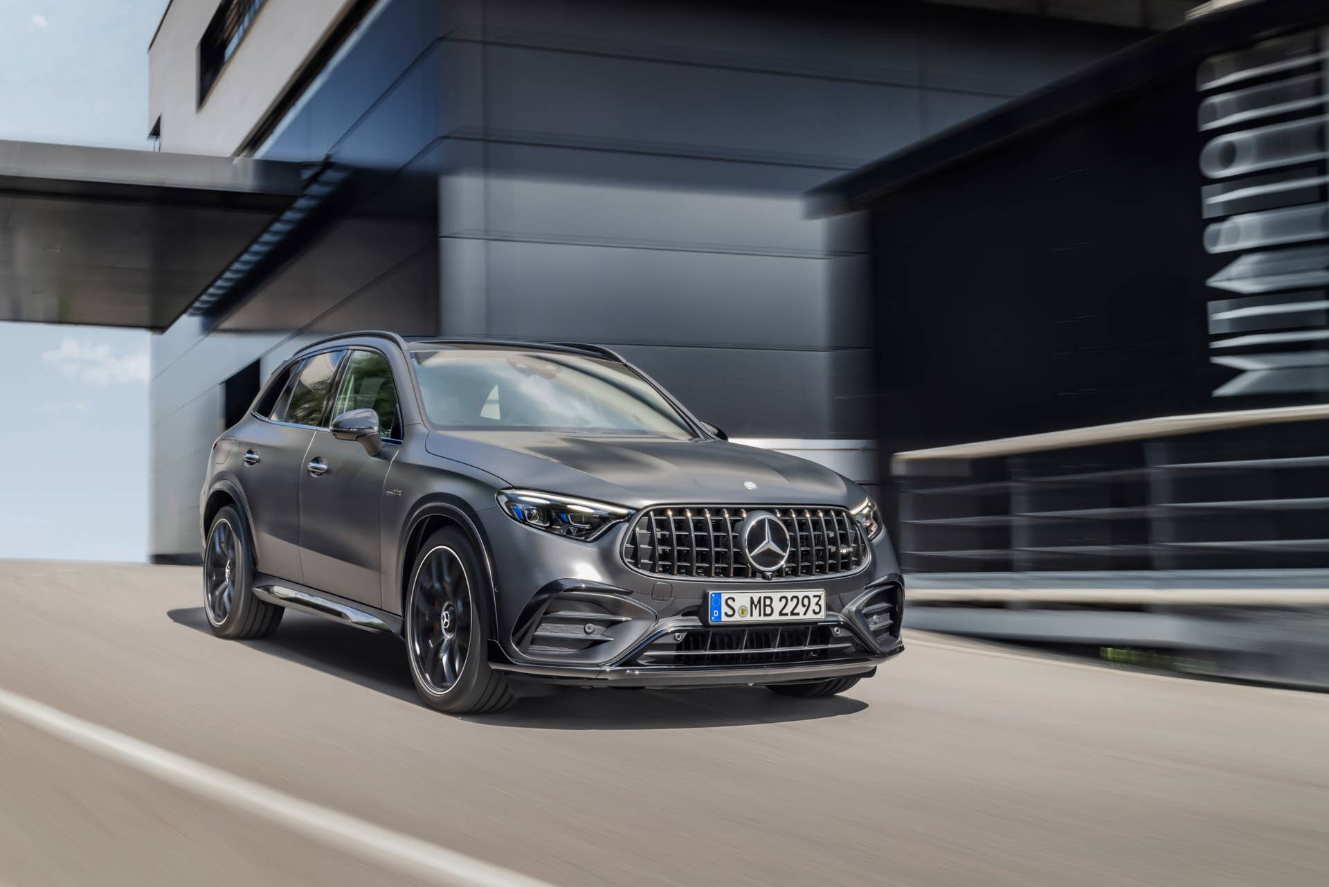 Mercedes-AMG GLC 63 S E PERFORMANCE SUV (Kraftstoffverbrauch kombiniert 7,5 l/100 km, CO2-Emissionen kombiniert 170 g/km, Stromverbrauch kombiniert 12,7 kWh/100 km) Exterieur: Designo graphit grau magno; Interieur: Leder Nappa AMG schwarz mit gelber Ziernaht // Mercedes-AMG GLC 63 S E PERFORMANCE SUV (combined fuel consumption, weighted: 7.5 l/100 km; combined CO2 emissions, weighted: 170 g/km; combined power consumption, weighted: 12.7 kWh/100 km) exterior: designo graphite grey magno; interior: leather nappa AMG black with yellow stitching