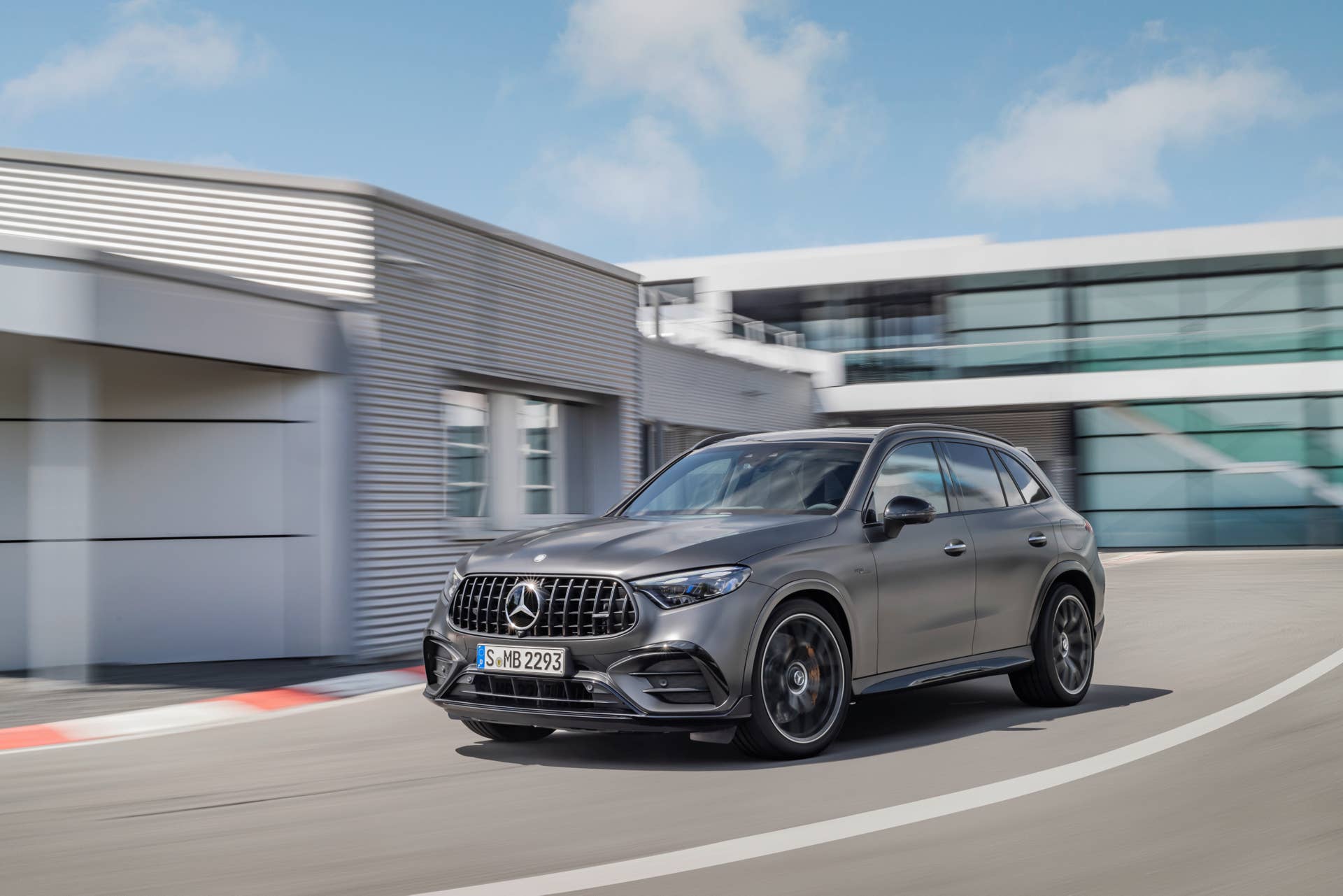 Mercedes-AMG GLC 63 S E PERFORMANCE SUV (Kraftstoffverbrauch kombiniert 7,5 l/100 km, CO2-Emissionen kombiniert 170 g/km, Stromverbrauch kombiniert 12,7 kWh/100 km) Exterieur: Designo graphit grau magno; Interieur: Leder Nappa AMG schwarz mit gelber Ziernaht // Mercedes-AMG GLC 63 S E PERFORMANCE SUV (combined fuel consumption, weighted: 7.5 l/100 km; combined CO2 emissions, weighted: 170 g/km; combined power consumption, weighted: 12.7 kWh/100 km) exterior: designo graphite grey magno; interior: leather nappa AMG black with yellow stitching