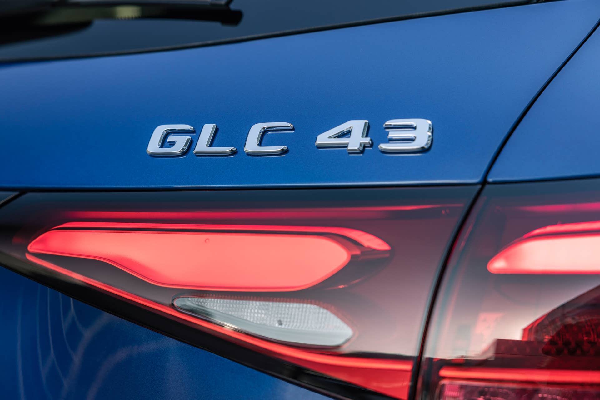 Mercedes-AMG GLC 43 4MATIC SUV (Kraftstoffverbrauch kombiniert 10,2-9,8 l/100 km, CO2-Emissionen kombiniert 232-223 g/km) Exterieur: Spektral blau; Interieur: Leder AMG schwarz mit roter Ziernaht // Mercedes-AMG GLC 43 4MATIC SUV (combined fuel consumption, weighted: 10.2-9.8 l/100 km; combined CO2 emissions, weighted: 232-223 g/km) exterior: spectral blue; interior: leather AMG black with red stitching