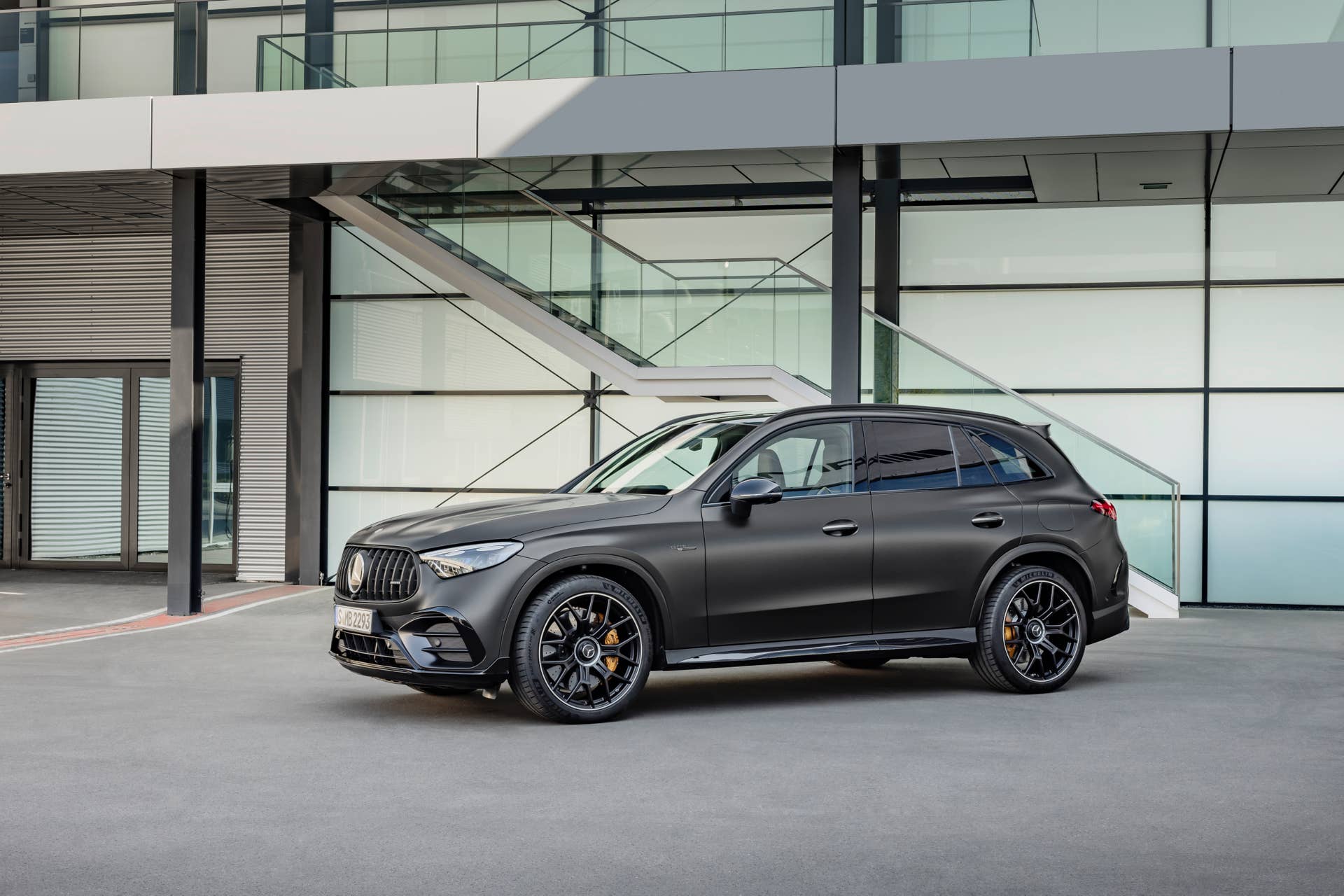 Mercedes-AMG GLC 63 S E PERFORMANCE SUV (Kraftstoffverbrauch kombiniert 7,5 l/100 km, CO2-Emissionen kombiniert 170 g/km, Stromverbrauch kombiniert 12,7 kWh/100 km) Exterieur: Designo graphit grau magno; Interieur: Leder Nappa AMG schwarz mit gelber Ziernaht // Mercedes-AMG GLC 63 S E PERFORMANCE SUV (combined fuel consumption, weighted: 7.5 l/100 km; combined CO2 emissions, weighted: 170 g/km; combined power consumption, weighted: 12.7 kWh/100 km) exterior: designo graphite grey magno; interior: leather nappa AMG black with yellow stitching