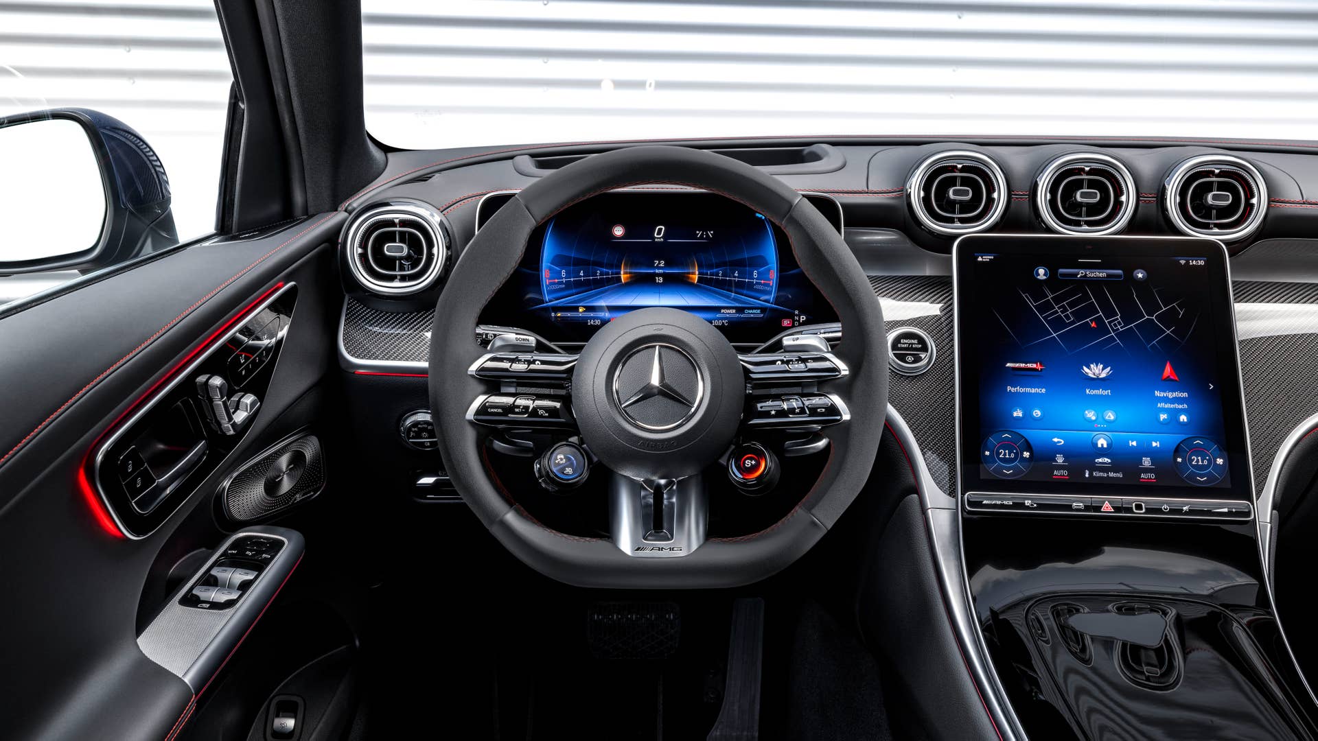 Mercedes-AMG GLC 43 4MATIC SUV (Kraftstoffverbrauch kombiniert 10,2-9,8 l/100 km, CO2-Emissionen kombiniert 232-223 g/km) Exterieur: Spektral blau; Interieur: Leder AMG schwarz mit roter Ziernaht // Mercedes-AMG GLC 43 4MATIC SUV (combined fuel consumption, weighted: 10.2-9.8 l/100 km; combined CO2 emissions, weighted: 232-223 g/km) exterior: spectral blue; interior: leather AMG black with red stitching