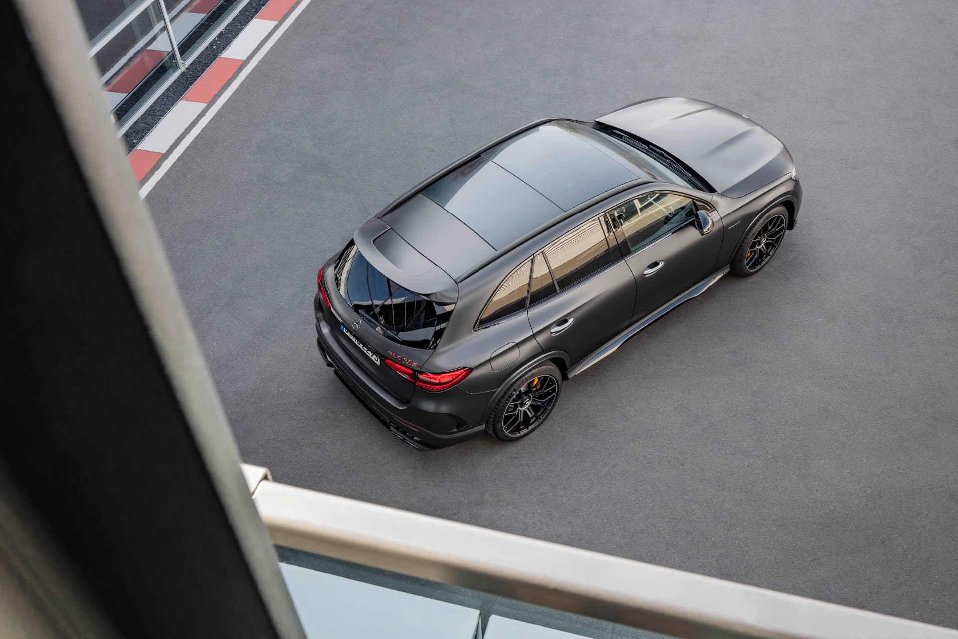 Mercedes-AMG GLC 63 S E PERFORMANCE SUV (Kraftstoffverbrauch kombiniert 7,5 l/100 km, CO2-Emissionen kombiniert 170 g/km, Stromverbrauch kombiniert 12,7 kWh/100 km) Exterieur: Designo graphit grau magno; Interieur: Leder Nappa AMG schwarz mit gelber Ziernaht // Mercedes-AMG GLC 63 S E PERFORMANCE SUV (combined fuel consumption, weighted: 7.5 l/100 km; combined CO2 emissions, weighted: 170 g/km; combined power consumption, weighted: 12.7 kWh/100 km) exterior: designo graphite grey magno; interior: leather nappa AMG black with yellow stitching