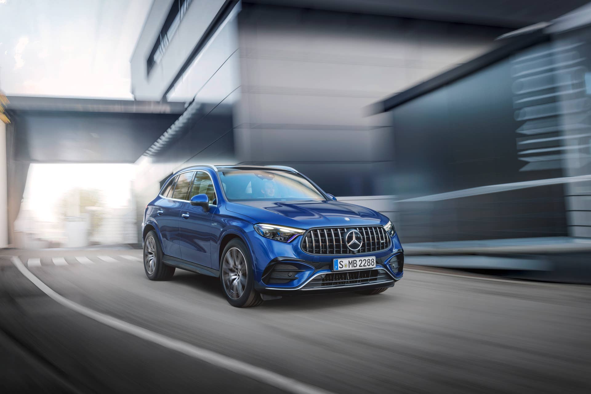 Mercedes-AMG GLC 43 4MATIC SUV (Kraftstoffverbrauch kombiniert 10,2-9,8 l/100 km, CO2-Emissionen kombiniert 232-223 g/km) Exterieur: Spektral blau; Interieur: Leder AMG schwarz mit roter Ziernaht // Mercedes-AMG GLC 43 4MATIC SUV (combined fuel consumption, weighted: 10.2-9.8 l/100 km; combined CO2 emissions, weighted: 232-223 g/km) exterior: spectral blue; interior: leather AMG black with red stitching