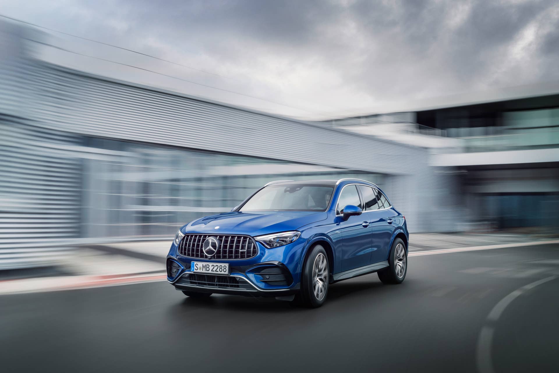 Mercedes-AMG GLC 43 4MATIC SUV (Kraftstoffverbrauch kombiniert 10,2-9,8 l/100 km, CO2-Emissionen kombiniert 232-223 g/km) Exterieur: Spektral blau; Interieur: Leder AMG schwarz mit roter Ziernaht // Mercedes-AMG GLC 43 4MATIC SUV (combined fuel consumption, weighted: 10.2-9.8 l/100 km; combined CO2 emissions, weighted: 232-223 g/km) exterior: spectral blue; interior: leather AMG black with red stitching