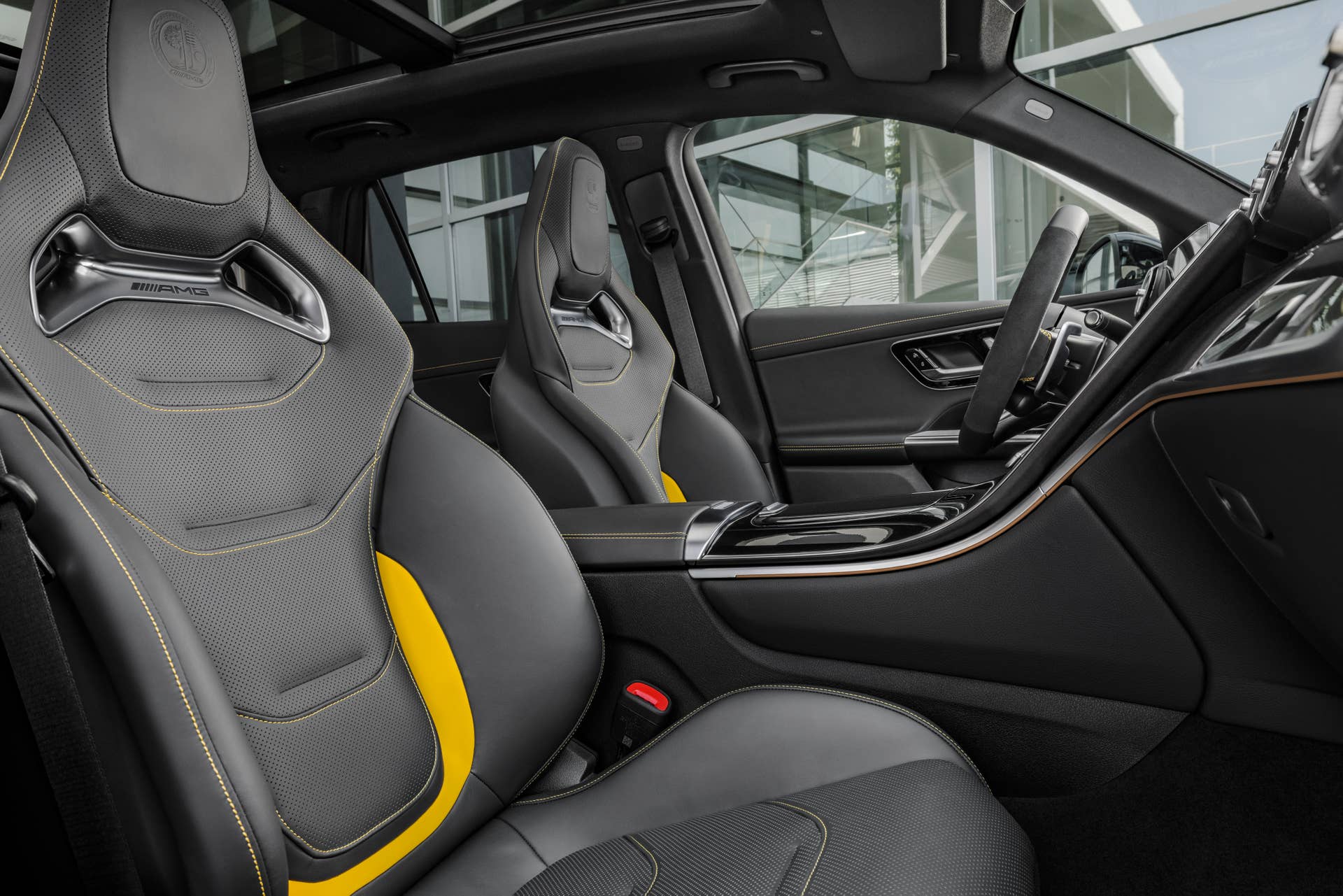 Mercedes-AMG GLC 63 S E PERFORMANCE SUV (Kraftstoffverbrauch kombiniert 7,5 l/100 km, CO2-Emissionen kombiniert 170 g/km, Stromverbrauch kombiniert 12,7 kWh/100 km) Exterieur: Designo graphit grau magno; Interieur: Leder Nappa AMG schwarz mit gelber Ziernaht // Mercedes-AMG GLC 63 S E PERFORMANCE SUV (combined fuel consumption, weighted: 7.5 l/100 km; combined CO2 emissions, weighted: 170 g/km; combined power consumption, weighted: 12.7 kWh/100 km) exterior: designo graphite grey magno; interior: leather nappa AMG black with yellow stitching