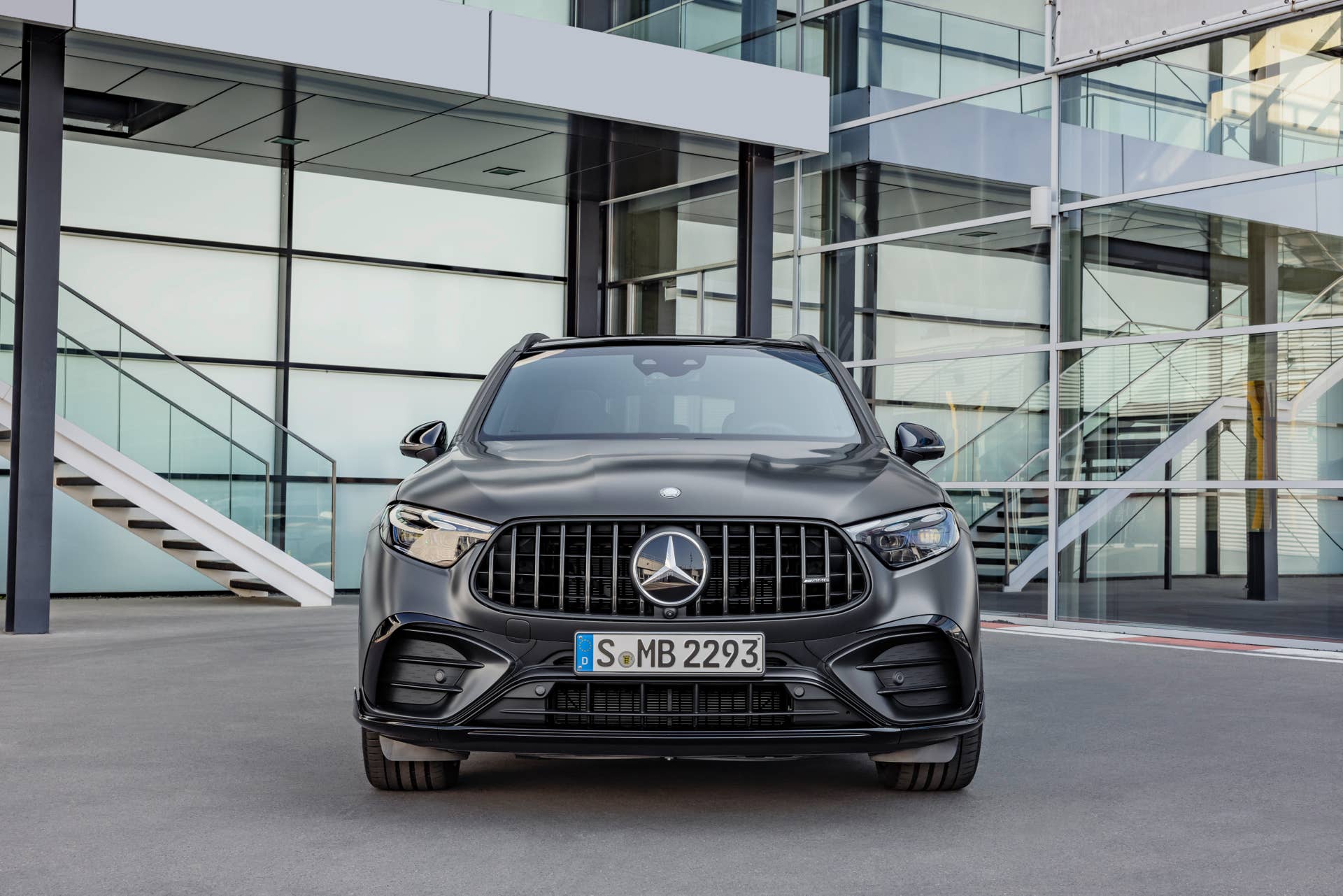 Mercedes-AMG GLC 63 S E PERFORMANCE SUV (Kraftstoffverbrauch kombiniert 7,5 l/100 km, CO2-Emissionen kombiniert 170 g/km, Stromverbrauch kombiniert 12,7 kWh/100 km) Exterieur: Designo graphit grau magno; Interieur: Leder Nappa AMG schwarz mit gelber Ziernaht // Mercedes-AMG GLC 63 S E PERFORMANCE SUV (combined fuel consumption, weighted: 7.5 l/100 km; combined CO2 emissions, weighted: 170 g/km; combined power consumption, weighted: 12.7 kWh/100 km) exterior: designo graphite grey magno; interior: leather nappa AMG black with yellow stitching