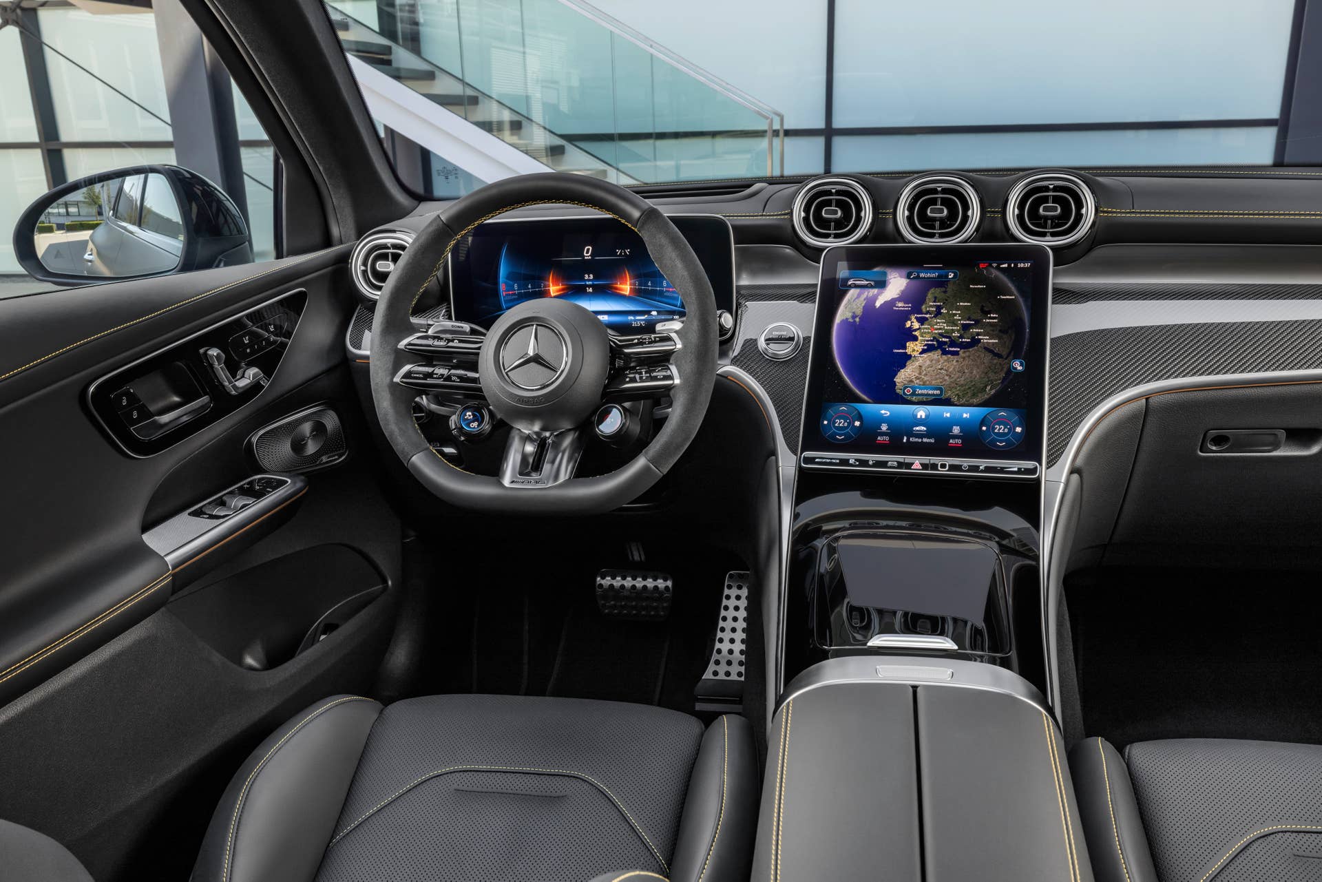 Mercedes-AMG GLC 63 S E PERFORMANCE SUV (Kraftstoffverbrauch kombiniert 7,5 l/100 km, CO2-Emissionen kombiniert 170 g/km, Stromverbrauch kombiniert 12,7 kWh/100 km) Exterieur: Designo graphit grau magno; Interieur: Leder Nappa AMG schwarz mit gelber Ziernaht // Mercedes-AMG GLC 63 S E PERFORMANCE SUV (combined fuel consumption, weighted: 7.5 l/100 km; combined CO2 emissions, weighted: 170 g/km; combined power consumption, weighted: 12.7 kWh/100 km) exterior: designo graphite grey magno; interior: leather nappa AMG black with yellow stitching