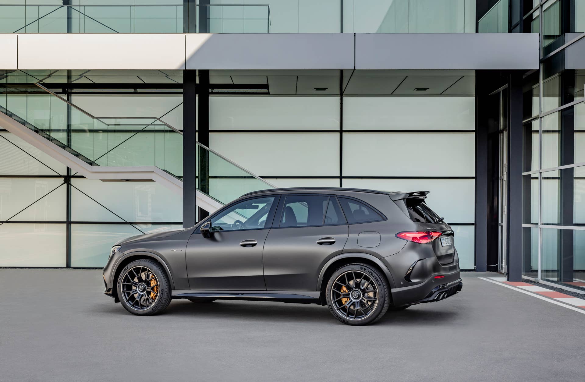 Mercedes-AMG GLC 63 S E PERFORMANCE SUV (Kraftstoffverbrauch kombiniert 7,5 l/100 km, CO2-Emissionen kombiniert 170 g/km, Stromverbrauch kombiniert 12,7 kWh/100 km) Exterieur: Designo graphit grau magno; Interieur: Leder Nappa AMG schwarz mit gelber Ziernaht // Mercedes-AMG GLC 63 S E PERFORMANCE SUV (combined fuel consumption, weighted: 7.5 l/100 km; combined CO2 emissions, weighted: 170 g/km; combined power consumption, weighted: 12.7 kWh/100 km) exterior: designo graphite grey magno; interior: leather nappa AMG black with yellow stitching