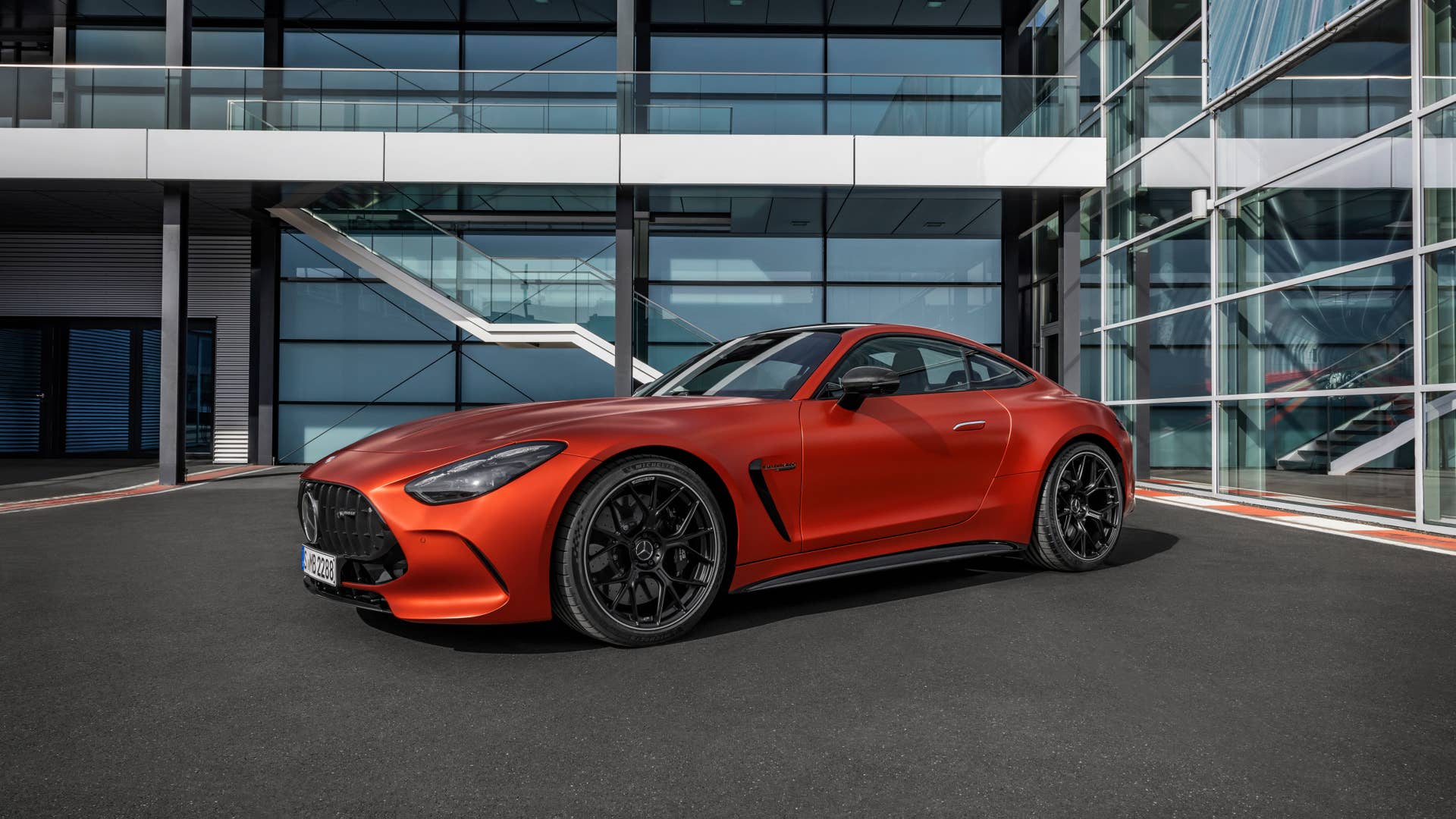 Mercedes-AMG GT 63 S E PERFORMANCE / Exterieur MANUFAKTUR kupferorange magno / AMG Night Paket II /  AMG Performance Sitze / Interieur MANUFAKTUR Zierelemente kupferorange magno ;Energieverbrauch gewichtet kombiniert: 12,6 kWh/100 km plus 8,2  l/100 km | Kraftstoffverbrauch kombiniert bei entladener Batterie: 12,3 l/100 km | CO2-Emissionen gewichtet kombiniert: 188 g/km | CO₂-Klasse gewichtet kombiniert: G | CO₂-Klasse bei entladener Batterie: G Mercedes-AMG GT 63 S E PERFORMANCE / exterieur MANUFAKTUR copper orange magno / AMG Night Package II / AMG Performance seats / interieur MANUFAKTUR elements copper orange magno;Weighted combined energy consumption: 12.6 kWh/100 km plus 8.2 l/100 km | combined fuel consumption with discharged battery: 12.3 l/100 km | weighted combined CO2 emissions: 188 g /km | CO₂ class weighted combined: G | CO₂ class with a discharged battery: G