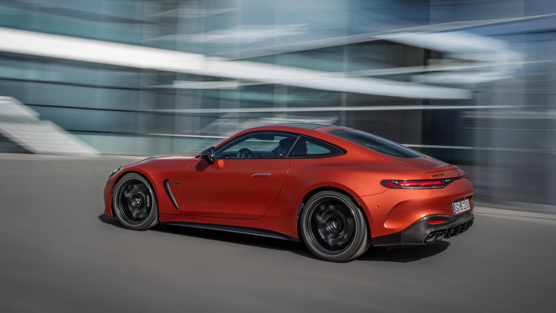 Mercedes-AMG GT 63 S E PERFORMANCE / Exterieur MANUFAKTUR kupferorange magno / AMG Night Paket II /  AMG Performance Sitze / Interieur MANUFAKTUR Zierelemente kupferorange magno ;Energieverbrauch gewichtet kombiniert: 12,6 kWh/100 km plus 8,2  l/100 km | Kraftstoffverbrauch kombiniert bei entladener Batterie: 12,3 l/100 km | CO2-Emissionen gewichtet kombiniert: 188 g/km | CO₂-Klasse gewichtet kombiniert: G | CO₂-Klasse bei entladener Batterie: G Mercedes-AMG GT 63 S E PERFORMANCE / exterieur MANUFAKTUR copper orange magno / AMG Night Package II / AMG Performance seats / interieur MANUFAKTUR elements copper orange magno;Weighted combined energy consumption: 12.6 kWh/100 km plus 8.2 l/100 km | combined fuel consumption with discharged battery: 12.3 l/100 km | weighted combined CO2 emissions: 188 g /km | CO₂ class weighted combined: G | CO₂ class with a discharged battery: G
