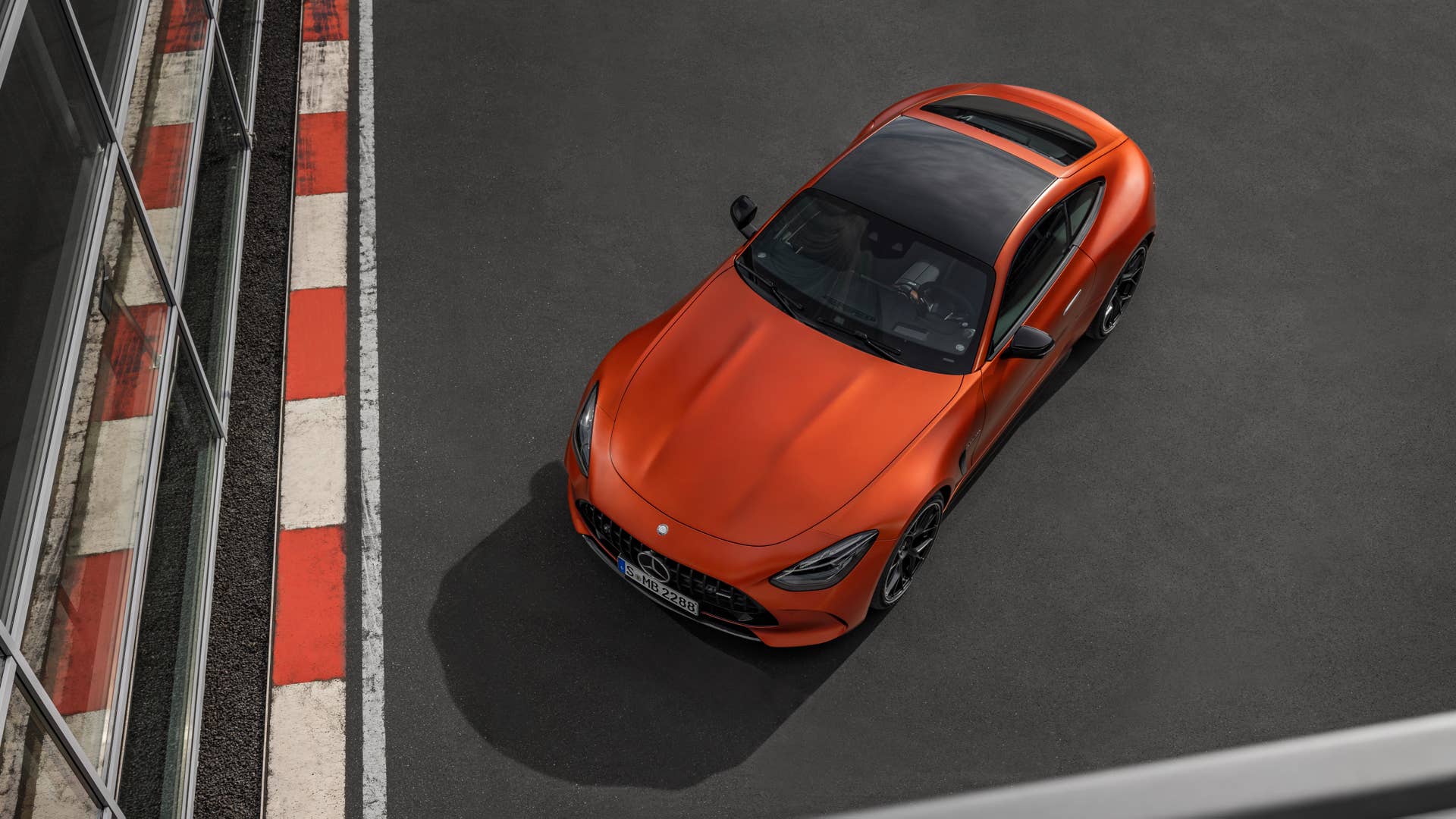 Mercedes-AMG GT 63 S E PERFORMANCE / Exterieur MANUFAKTUR kupferorange magno / AMG Night Paket II / AMG Performance Sitze / Interieur MANUFAKTUR Zierelemente kupferorange magno ;Energieverbrauch gewichtet kombiniert: 12,6 kWh/100 km plus 8,2 l/100 km | Kraftstoffverbrauch kombiniert bei entladener Batterie: 12,3 l/100 km | CO2-Emissionen gewichtet kombiniert: 188 g/km | CO₂-Klasse gewichtet kombiniert: G | CO₂-Klasse bei entladener Batterie: G Mercedes-AMG GT 63 S E PERFORMANCE / exterieur MANUFAKTUR copper orange magno / AMG Night Package II / AMG Performance seats / interieur MANUFAKTUR elements copper orange magno;Weighted combined energy consumption: 12.6 kWh/100 km plus 8.2 l/100 km | combined fuel consumption with discharged battery: 12.3 l/100 km | weighted combined CO2 emissions: 188 g /km | CO₂ class weighted combined: G | CO₂ class with a discharged battery: G