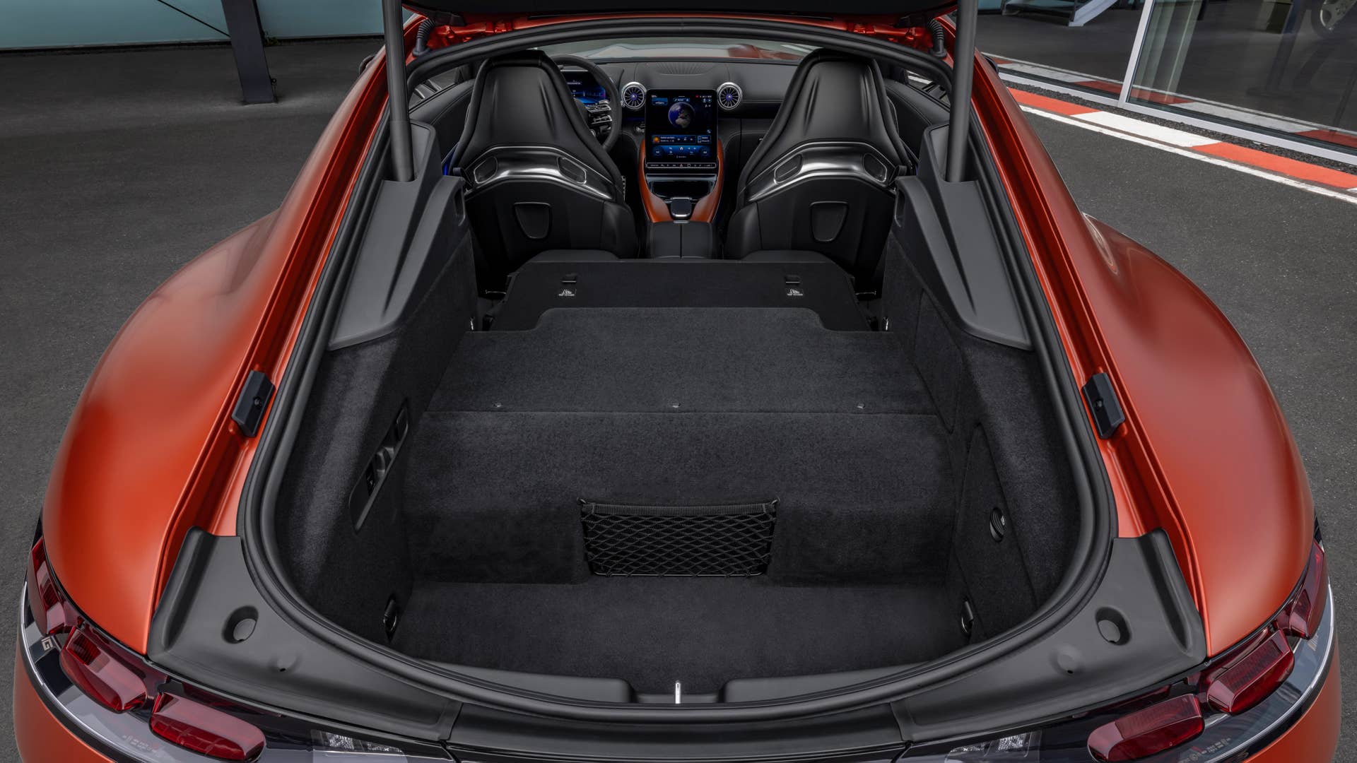 Mercedes-AMG GT 63 S E PERFORMANCE / Exterieur MANUFAKTUR kupferorange magno / AMG Night Paket II /  AMG Performance Sitze / Interieur MANUFAKTUR Zierelemente kupferorange magno ;Energieverbrauch gewichtet kombiniert: 12,6 kWh/100 km plus 8,2  l/100 km | Kraftstoffverbrauch kombiniert bei entladener Batterie: 12,3 l/100 km | CO2-Emissionen gewichtet kombiniert: 188 g/km | CO₂-Klasse gewichtet kombiniert: G | CO₂-Klasse bei entladener Batterie: G Mercedes-AMG GT 63 S E PERFORMANCE / exterieur MANUFAKTUR copper orange magno / AMG Night Package II / AMG Performance seats / interieur MANUFAKTUR elements copper orange magno;Weighted combined energy consumption: 12.6 kWh/100 km plus 8.2 l/100 km | combined fuel consumption with discharged battery: 12.3 l/100 km | weighted combined CO2 emissions: 188 g /km | CO₂ class weighted combined: G | CO₂ class with a discharged battery: G