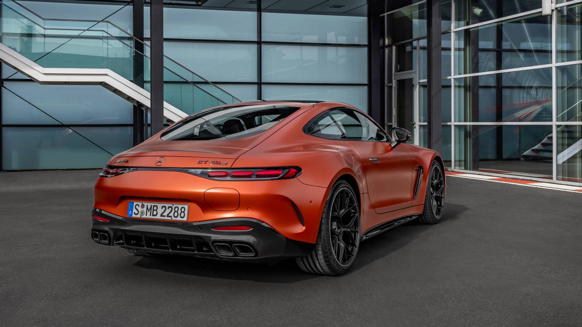 Mercedes-AMG GT 63 S E PERFORMANCE / Exterieur MANUFAKTUR kupferorange magno / AMG Night Paket II / AMG Performance Sitze / Interieur MANUFAKTUR Zierelemente kupferorange magno ;Energieverbrauch gewichtet kombiniert: 12,6 kWh/100 km plus 8,2 l/100 km | Kraftstoffverbrauch kombiniert bei entladener Batterie: 12,3 l/100 km | CO2-Emissionen gewichtet kombiniert: 188 g/km | CO₂-Klasse gewichtet kombiniert: G | CO₂-Klasse bei entladener Batterie: G Mercedes-AMG GT 63 S E PERFORMANCE / exterieur MANUFAKTUR copper orange magno / AMG Night Package II / AMG Performance seats / interieur MANUFAKTUR elements copper orange magno;Weighted combined energy consumption: 12.6 kWh/100 km plus 8.2 l/100 km | combined fuel consumption with discharged battery: 12.3 l/100 km | weighted combined CO2 emissions: 188 g /km | CO₂ class weighted combined: G | CO₂ class with a discharged battery: G