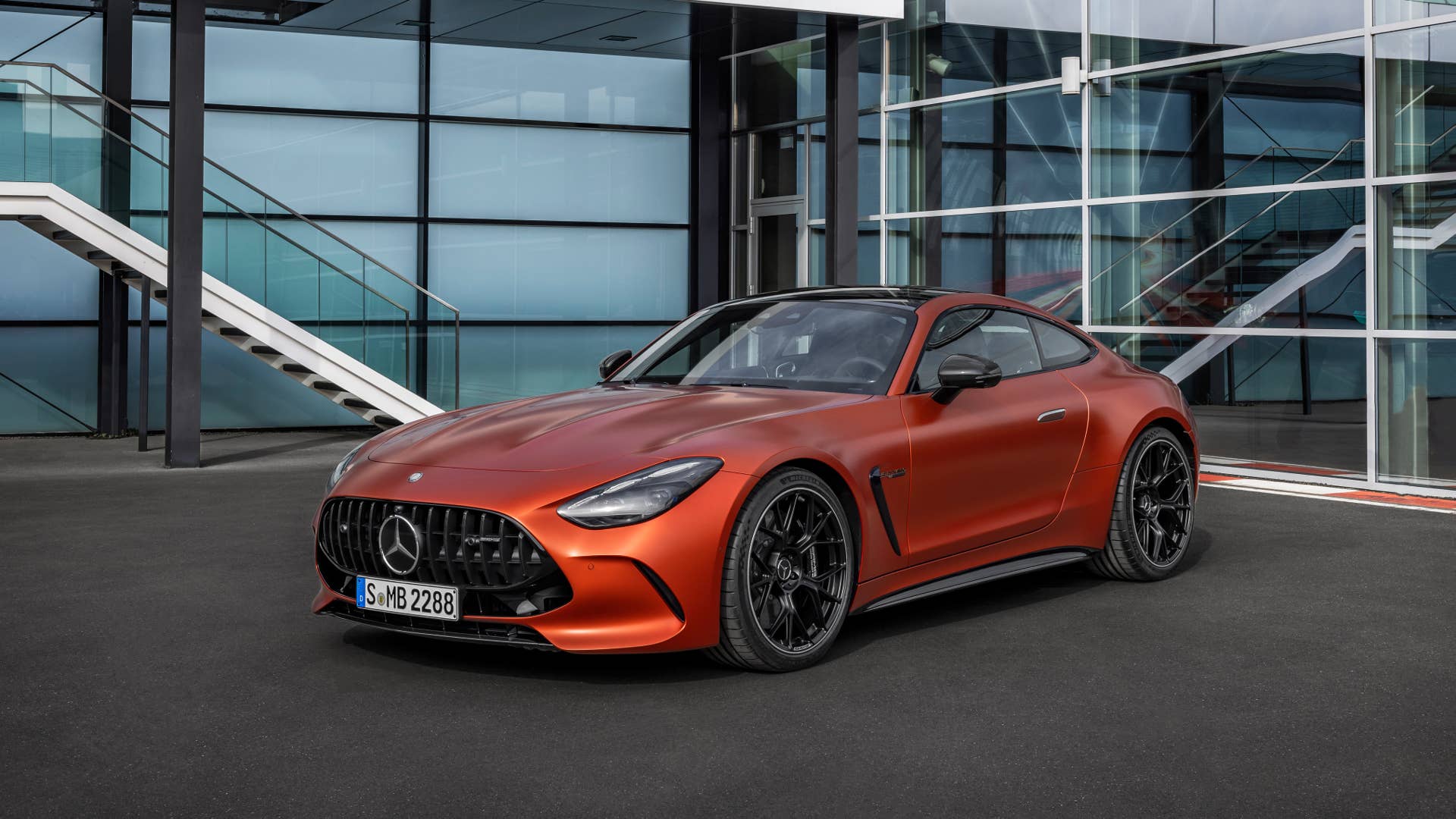 Mercedes-AMG GT 63 S E PERFORMANCE / Exterieur MANUFAKTUR kupferorange magno / AMG Night Paket II / AMG Performance Sitze / Interieur MANUFAKTUR Zierelemente kupferorange magno ;Energieverbrauch gewichtet kombiniert: 12,6 kWh/100 km plus 8,2 l/100 km | Kraftstoffverbrauch kombiniert bei entladener Batterie: 12,3 l/100 km | CO2-Emissionen gewichtet kombiniert: 188 g/km | CO₂-Klasse gewichtet kombiniert: G | CO₂-Klasse bei entladener Batterie: G Mercedes-AMG GT 63 S E PERFORMANCE / exterieur MANUFAKTUR copper orange magno / AMG Night Package II / AMG Performance seats / interieur MANUFAKTUR elements copper orange magno;Weighted combined energy consumption: 12.6 kWh/100 km plus 8.2 l/100 km | combined fuel consumption with discharged battery: 12.3 l/100 km | weighted combined CO2 emissions: 188 g /km | CO₂ class weighted combined: G | CO₂ class with a discharged battery: G