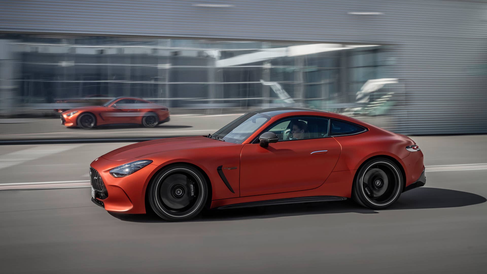 Mercedes-AMG GT 63 S E PERFORMANCE / Exterieur MANUFAKTUR kupferorange magno / AMG Night Paket II / AMG Performance Sitze / Interieur MANUFAKTUR Zierelemente kupferorange magno ;Energieverbrauch gewichtet kombiniert: 12,6 kWh/100 km plus 8,2 l/100 km | Kraftstoffverbrauch kombiniert bei entladener Batterie: 12,3 l/100 km | CO2-Emissionen gewichtet kombiniert: 188 g/km | CO₂-Klasse gewichtet kombiniert: G | CO₂-Klasse bei entladener Batterie: G Mercedes-AMG GT 63 S E PERFORMANCE / exterieur MANUFAKTUR copper orange magno / AMG Night Package II / AMG Performance seats / interieur MANUFAKTUR elements copper orange magno;Weighted combined energy consumption: 12.6 kWh/100 km plus 8.2 l/100 km | combined fuel consumption with discharged battery: 12.3 l/100 km | weighted combined CO2 emissions: 188 g /km | CO₂ class weighted combined: G | CO₂ class with a discharged battery: G