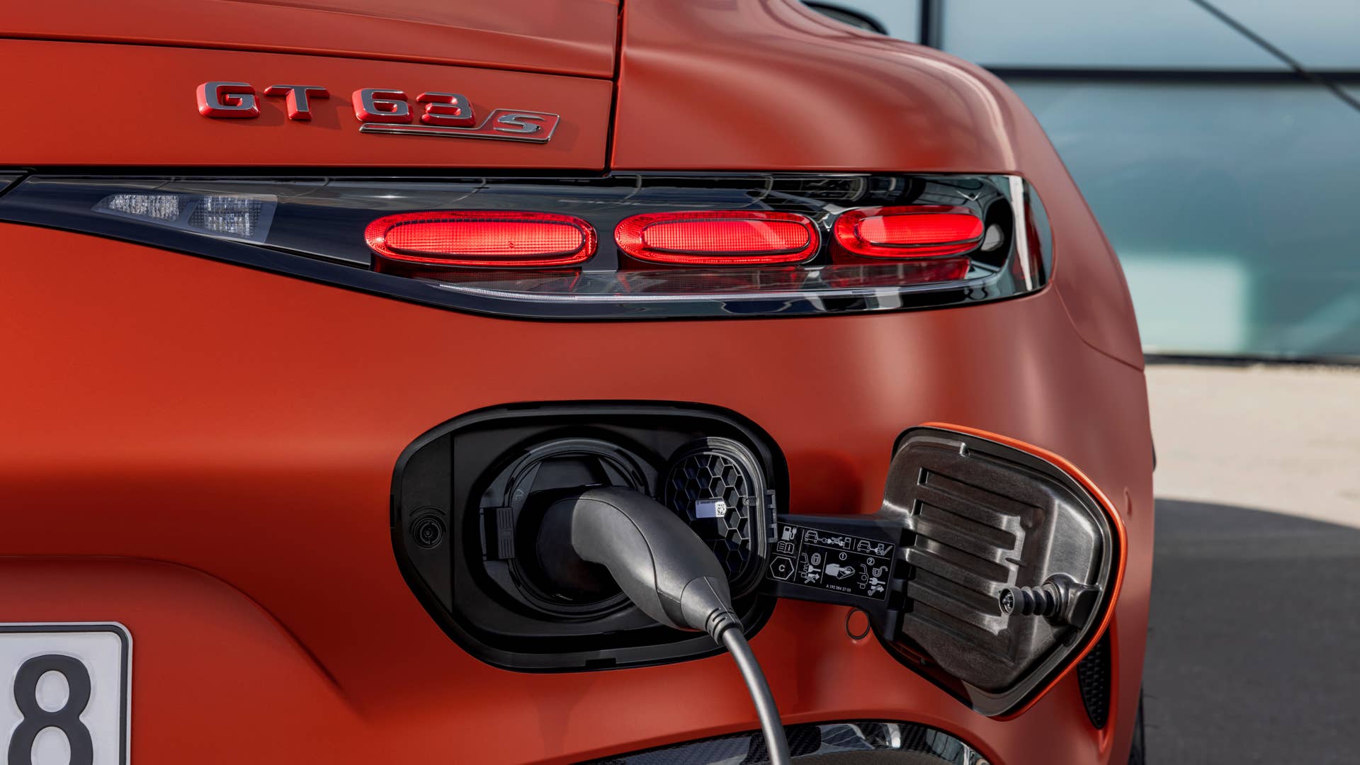 Mercedes-AMG GT 63 S E PERFORMANCE / Exterieur MANUFAKTUR kupferorange magno / AMG Night Paket II /  AMG Performance Sitze / Interieur MANUFAKTUR Zierelemente kupferorange magno ;Energieverbrauch gewichtet kombiniert: 12,6 kWh/100 km plus 8,2  l/100 km | Kraftstoffverbrauch kombiniert bei entladener Batterie: 12,3 l/100 km | CO2-Emissionen gewichtet kombiniert: 188 g/km | CO₂-Klasse gewichtet kombiniert: G | CO₂-Klasse bei entladener Batterie: G Mercedes-AMG GT 63 S E PERFORMANCE / exterieur MANUFAKTUR copper orange magno / AMG Night Package II / AMG Performance seats / interieur MANUFAKTUR elements copper orange magno;Weighted combined energy consumption: 12.6 kWh/100 km plus 8.2 l/100 km | combined fuel consumption with discharged battery: 12.3 l/100 km | weighted combined CO2 emissions: 188 g /km | CO₂ class weighted combined: G | CO₂ class with a discharged battery: G