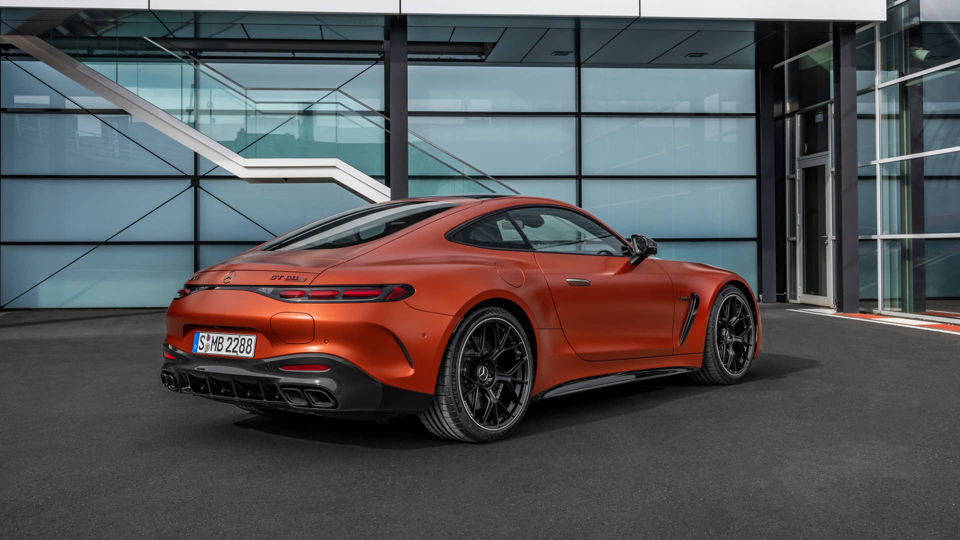 Mercedes-AMG GT 63 S E PERFORMANCE / Exterieur MANUFAKTUR kupferorange magno / AMG Night Paket II / AMG Performance Sitze / Interieur MANUFAKTUR Zierelemente kupferorange magno ;Energieverbrauch gewichtet kombiniert: 12,6 kWh/100 km plus 8,2 l/100 km | Kraftstoffverbrauch kombiniert bei entladener Batterie: 12,3 l/100 km | CO2-Emissionen gewichtet kombiniert: 188 g/km | CO₂-Klasse gewichtet kombiniert: G | CO₂-Klasse bei entladener Batterie: G Mercedes-AMG GT 63 S E PERFORMANCE / exterieur MANUFAKTUR copper orange magno / AMG Night Package II / AMG Performance seats / interieur MANUFAKTUR elements copper orange magno;Weighted combined energy consumption: 12.6 kWh/100 km plus 8.2 l/100 km | combined fuel consumption with discharged battery: 12.3 l/100 km | weighted combined CO2 emissions: 188 g /km | CO₂ class weighted combined: G | CO₂ class with a discharged battery: G