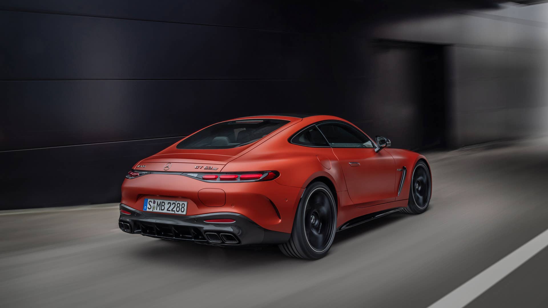 Mercedes-AMG GT 63 S E PERFORMANCE / Exterieur MANUFAKTUR kupferorange magno / AMG Night Paket II / AMG Performance Sitze / Interieur MANUFAKTUR Zierelemente kupferorange magno ;Energieverbrauch gewichtet kombiniert: 12,6 kWh/100 km plus 8,2 l/100 km | Kraftstoffverbrauch kombiniert bei entladener Batterie: 12,3 l/100 km | CO2-Emissionen gewichtet kombiniert: 188 g/km | CO₂-Klasse gewichtet kombiniert: G | CO₂-Klasse bei entladener Batterie: G Mercedes-AMG GT 63 S E PERFORMANCE / exterieur MANUFAKTUR copper orange magno / AMG Night Package II / AMG Performance seats / interieur MANUFAKTUR elements copper orange magno;Weighted combined energy consumption: 12.6 kWh/100 km plus 8.2 l/100 km | combined fuel consumption with discharged battery: 12.3 l/100 km | weighted combined CO2 emissions: 188 g /km | CO₂ class weighted combined: G | CO₂ class with a discharged battery: G