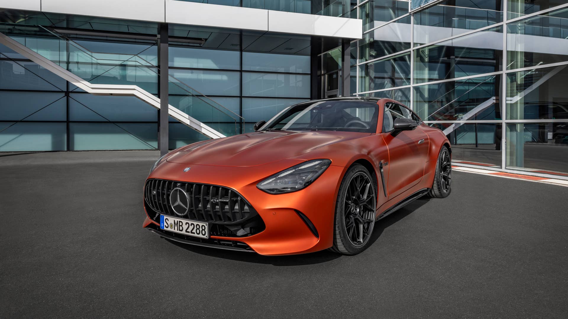 Mercedes-AMG GT 63 S E PERFORMANCE / Exterieur MANUFAKTUR kupferorange magno / AMG Night Paket II / AMG Performance Sitze / Interieur MANUFAKTUR Zierelemente kupferorange magno ;Energieverbrauch gewichtet kombiniert: 12,6 kWh/100 km plus 8,2 l/100 km | Kraftstoffverbrauch kombiniert bei entladener Batterie: 12,3 l/100 km | CO2-Emissionen gewichtet kombiniert: 188 g/km | CO₂-Klasse gewichtet kombiniert: G | CO₂-Klasse bei entladener Batterie: G Mercedes-AMG GT 63 S E PERFORMANCE / exterieur MANUFAKTUR copper orange magno / AMG Night Package II / AMG Performance seats / interieur MANUFAKTUR elements copper orange magno;Weighted combined energy consumption: 12.6 kWh/100 km plus 8.2 l/100 km | combined fuel consumption with discharged battery: 12.3 l/100 km | weighted combined CO2 emissions: 188 g /km | CO₂ class weighted combined: G | CO₂ class with a discharged battery: G