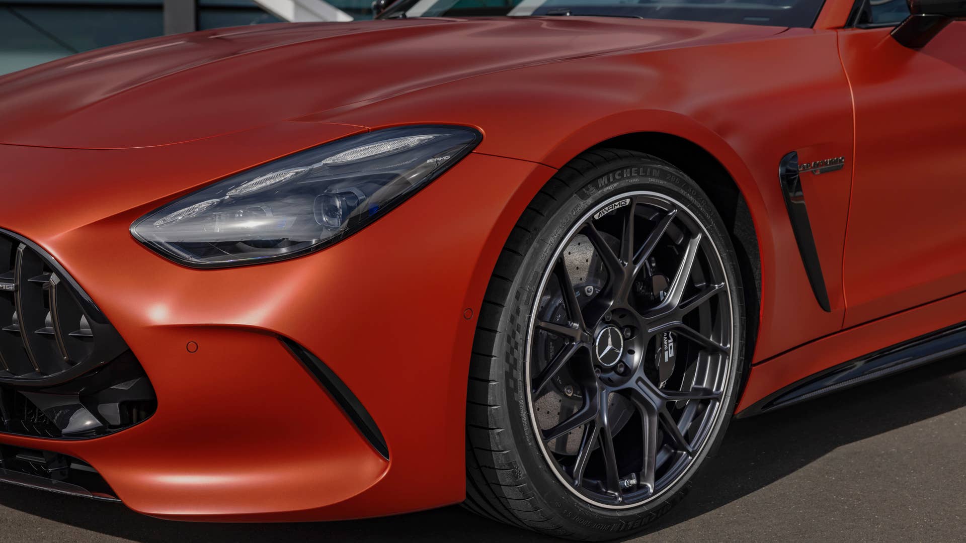 Mercedes-AMG GT 63 S E PERFORMANCE / Exterieur MANUFAKTUR kupferorange magno / AMG Night Paket II /  AMG Performance Sitze / Interieur MANUFAKTUR Zierelemente kupferorange magno ;Energieverbrauch gewichtet kombiniert: 12,6 kWh/100 km plus 8,2  l/100 km | Kraftstoffverbrauch kombiniert bei entladener Batterie: 12,3 l/100 km | CO2-Emissionen gewichtet kombiniert: 188 g/km | CO₂-Klasse gewichtet kombiniert: G | CO₂-Klasse bei entladener Batterie: G Mercedes-AMG GT 63 S E PERFORMANCE / exterieur MANUFAKTUR copper orange magno / AMG Night Package II / AMG Performance seats / interieur MANUFAKTUR elements copper orange magno;Weighted combined energy consumption: 12.6 kWh/100 km plus 8.2 l/100 km | combined fuel consumption with discharged battery: 12.3 l/100 km | weighted combined CO2 emissions: 188 g /km | CO₂ class weighted combined: G | CO₂ class with a discharged battery: G