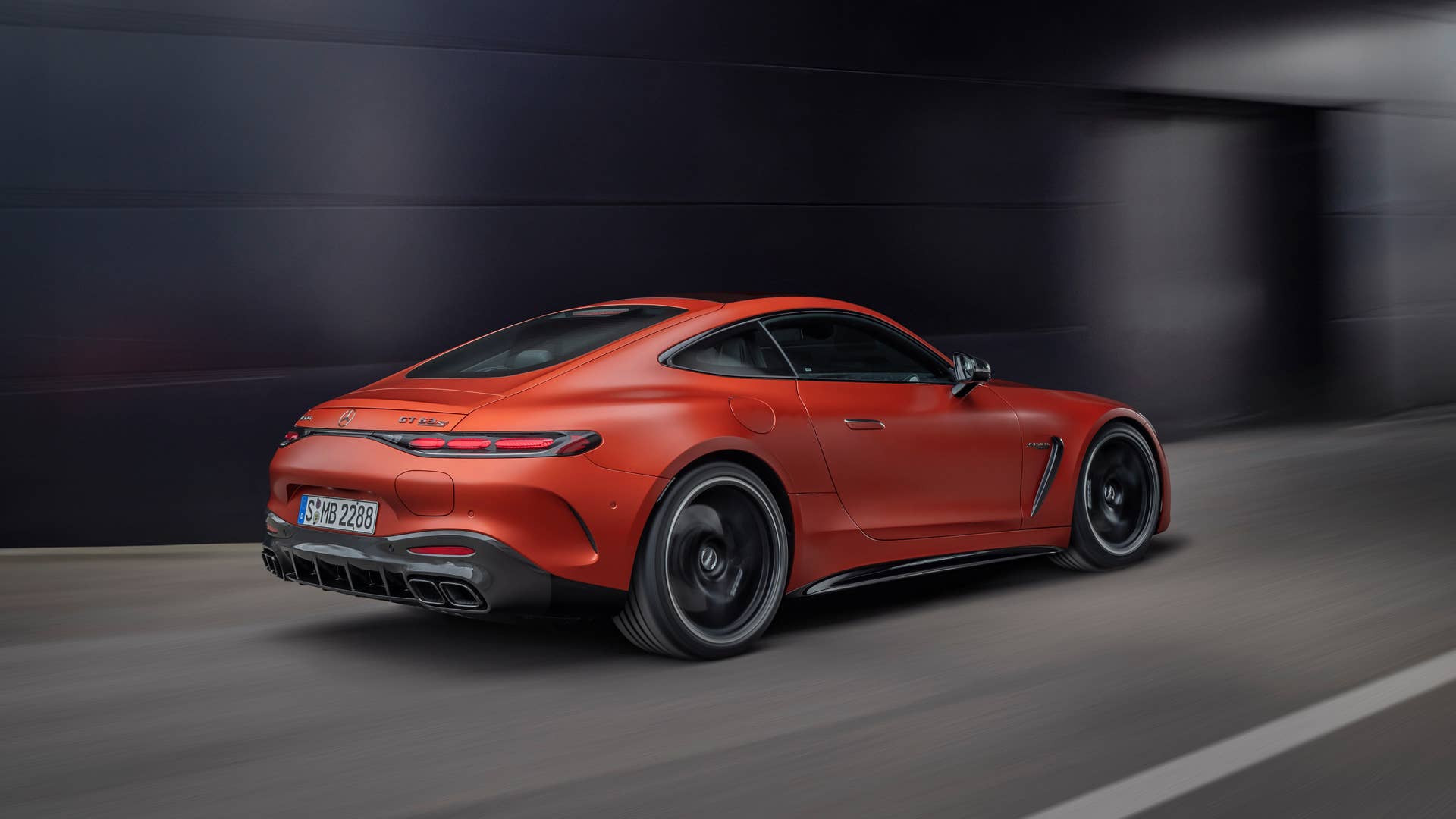 Mercedes-AMG GT 63 S E PERFORMANCE / Exterieur MANUFAKTUR kupferorange magno / AMG Night Paket II / AMG Performance Sitze / Interieur MANUFAKTUR Zierelemente kupferorange magno ;Energieverbrauch gewichtet kombiniert: 12,6 kWh/100 km plus 8,2 l/100 km | Kraftstoffverbrauch kombiniert bei entladener Batterie: 12,3 l/100 km | CO2-Emissionen gewichtet kombiniert: 188 g/km | CO₂-Klasse gewichtet kombiniert: G | CO₂-Klasse bei entladener Batterie: G Mercedes-AMG GT 63 S E PERFORMANCE / exterieur MANUFAKTUR copper orange magno / AMG Night Package II / AMG Performance seats / interieur MANUFAKTUR elements copper orange magno;Weighted combined energy consumption: 12.6 kWh/100 km plus 8.2 l/100 km | combined fuel consumption with discharged battery: 12.3 l/100 km | weighted combined CO2 emissions: 188 g /km | CO₂ class weighted combined: G | CO₂ class with a discharged battery: G