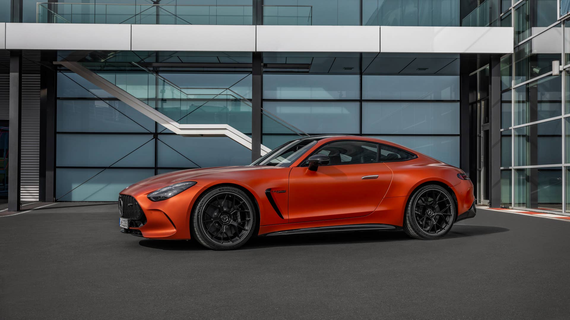Mercedes-AMG GT 63 S E PERFORMANCE / Exterieur MANUFAKTUR kupferorange magno / AMG Night Paket II / AMG Performance Sitze / Interieur MANUFAKTUR Zierelemente kupferorange magno ;Energieverbrauch gewichtet kombiniert: 12,6 kWh/100 km plus 8,2 l/100 km | Kraftstoffverbrauch kombiniert bei entladener Batterie: 12,3 l/100 km | CO2-Emissionen gewichtet kombiniert: 188 g/km | CO₂-Klasse gewichtet kombiniert: G | CO₂-Klasse bei entladener Batterie: G Mercedes-AMG GT 63 S E PERFORMANCE / exterieur MANUFAKTUR copper orange magno / AMG Night Package II / AMG Performance seats / interieur MANUFAKTUR elements copper orange magno;Weighted combined energy consumption: 12.6 kWh/100 km plus 8.2 l/100 km | combined fuel consumption with discharged battery: 12.3 l/100 km | weighted combined CO2 emissions: 188 g /km | CO₂ class weighted combined: G | CO₂ class with a discharged battery: G