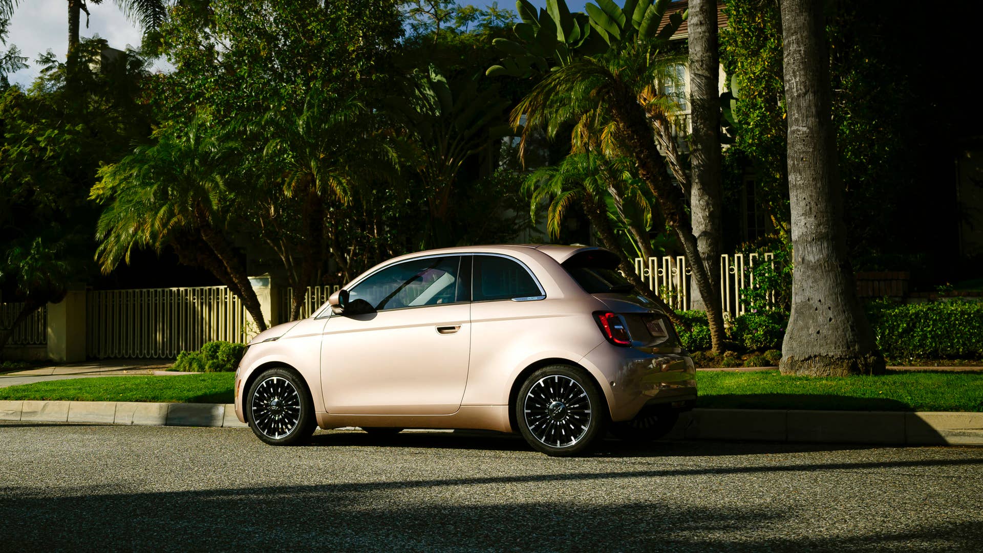 2024 Fiat 500e Inspired By Beauty rear 3/4