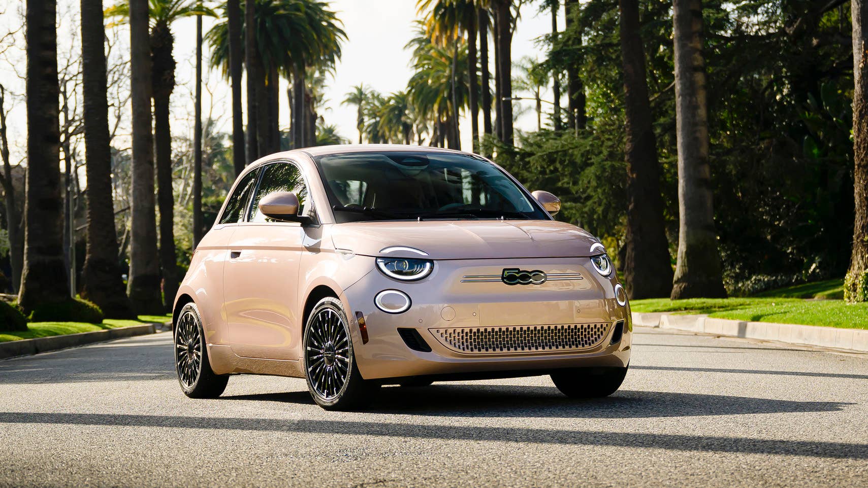 2024 Fiat 500e Inspired By Beauty front 3/4