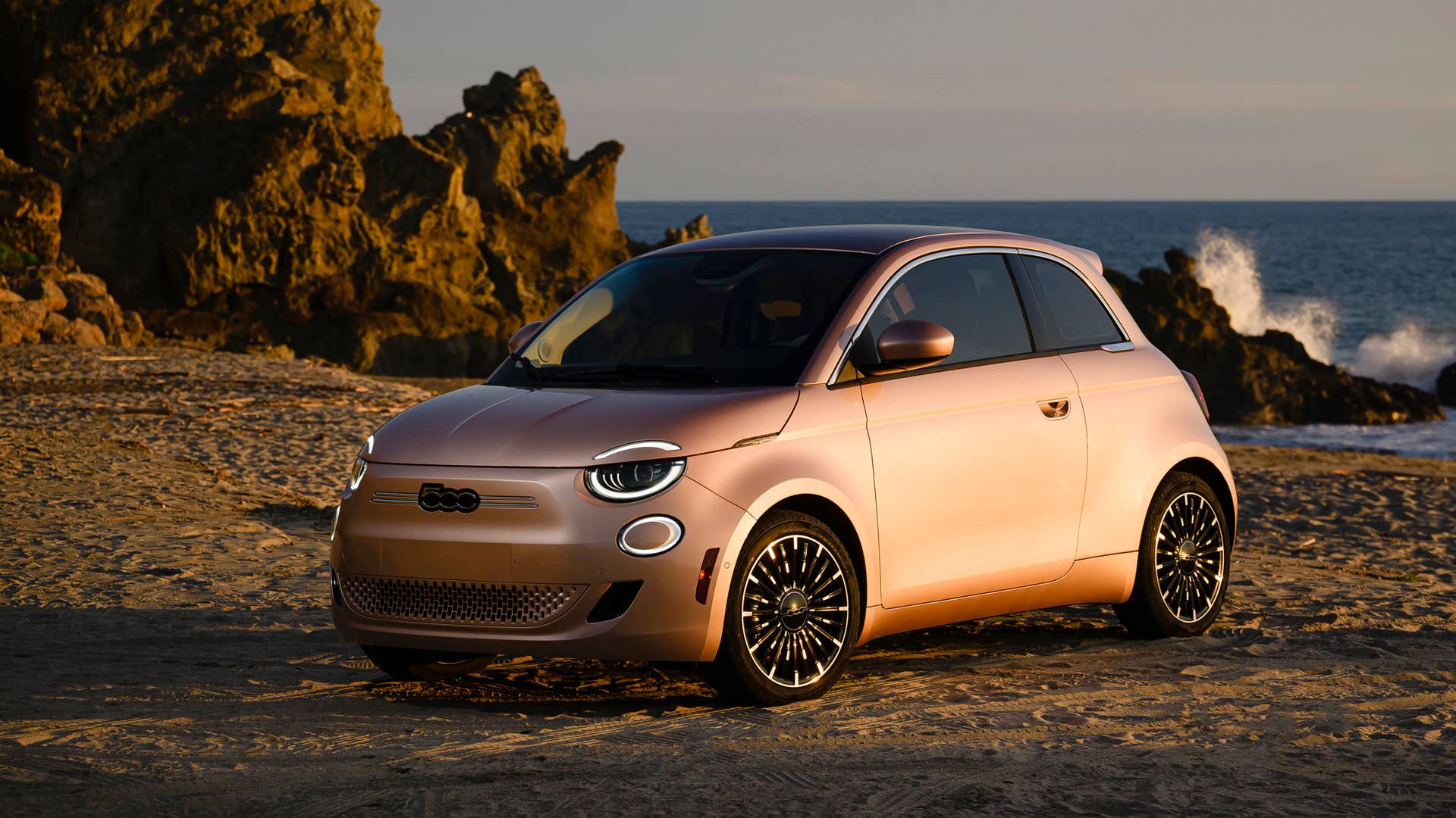 2024 Fiat 500e Inspired By Beauty front 3/4
