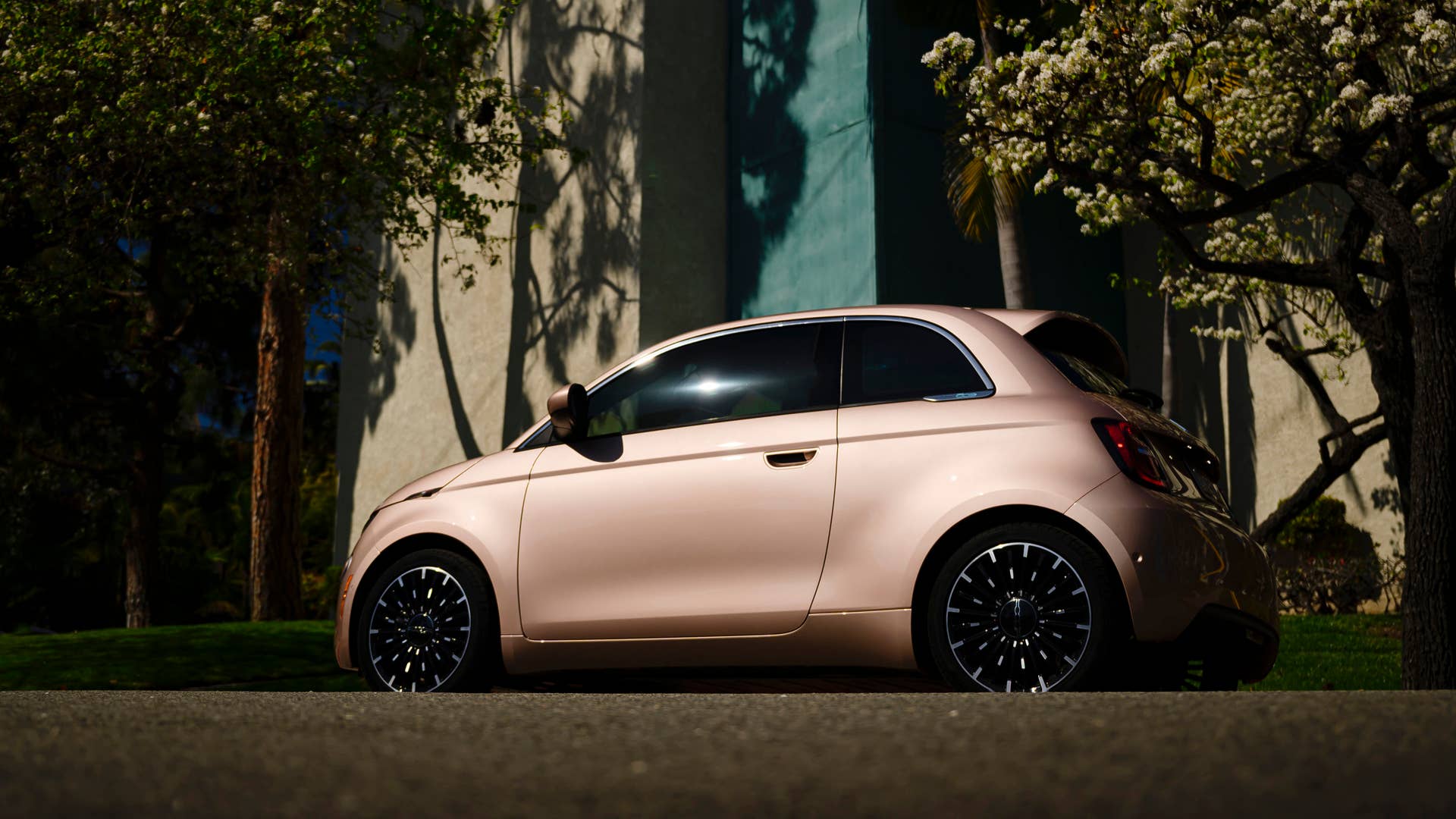 2024 Fiat 500e Inspired By Beauty rear 3/4