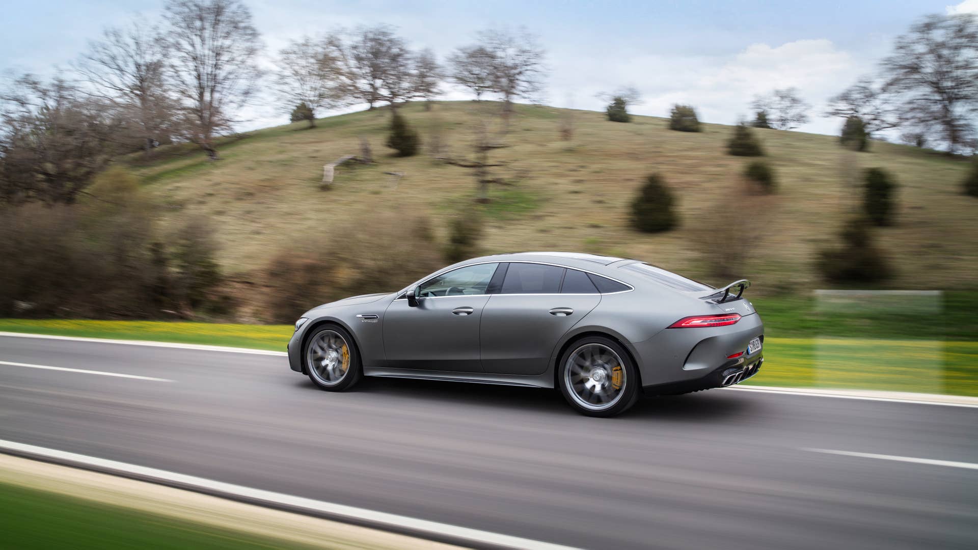 Mercedes-AMG GT 63 S 4MATIC+ (Kraftstoffverbrauch kombiniert WLTP: 13,5–13,0 l/100 km, CO2-Emissionen kombiniert WLTP: 308–295 g/km); 2022; Exterieur: selenitgrau magno; Interieur: Leder Exklusiv Nappa titangrau pearl/schwarz mit gelben Kontrastziernähten, Performance Lenkrad in Leder Nappa mit Lenkradtasten // Mercedes-AMG GT 63 S 4MATIC+ (fuel consumption combined WLTP: 13.5–13.0 l/100 km, CO2 emissions combined WLTP: 308–295 g/km); 2022; exterior: selenite grey magno; interior: exclusive leather nappa titan grey pearl/black with yellow stitching, steering wheel in nappa leather with steering wheel buttons