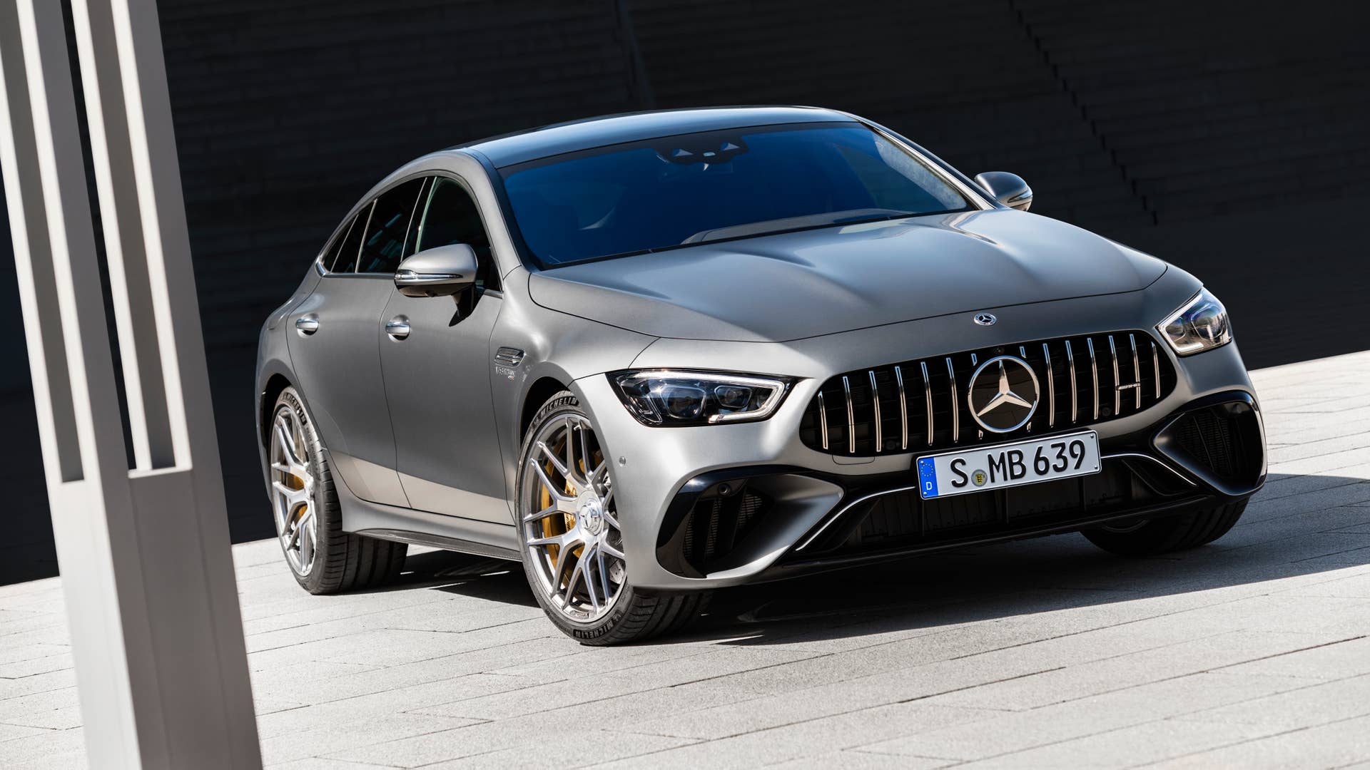 Mercedes-AMG GT 63 S 4MATIC+ (Kraftstoffverbrauch kombiniert WLTP: 13,5–13,0 l/100 km, CO2-Emissionen kombiniert WLTP: 308–295 g/km); 2022; Exterieur: selenitgrau magno; Interieur: Leder Exklusiv Nappa titangrau pearl/schwarz mit gelben Kontrastziernähten, Performance Lenkrad in Leder Nappa mit Lenkradtasten // Mercedes-AMG GT 63 S 4MATIC+ (fuel consumption combined WLTP: 13.5–13.0 l/100 km, CO2 emissions combined WLTP: 308–295 g/km); 2022; exterior: selenite grey magno; interior: exclusive leather nappa titan grey pearl/black with yellow stitching, steering wheel in nappa leather with steering wheel buttons