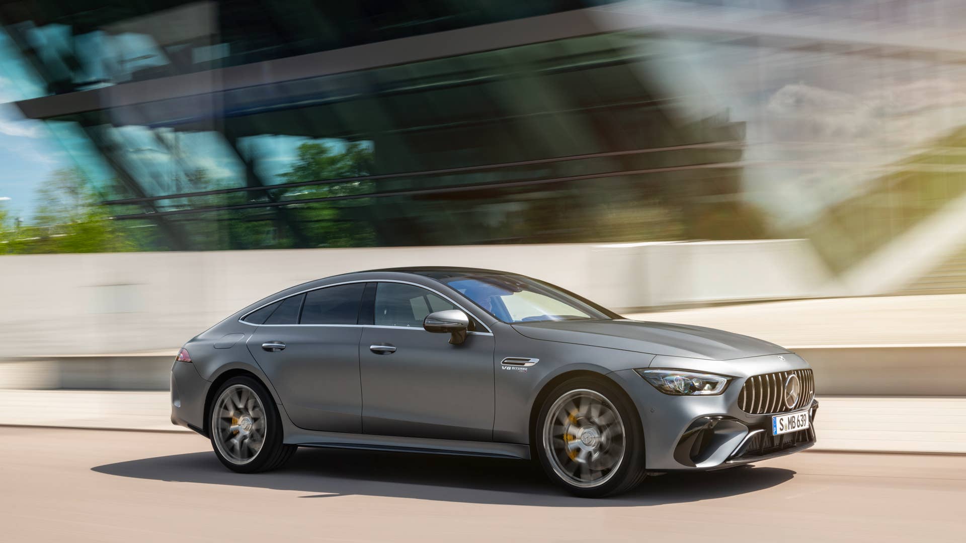Mercedes-AMG GT 63 S 4MATIC+ (Kraftstoffverbrauch kombiniert WLTP: 13,5–13,0 l/100 km, CO2-Emissionen kombiniert WLTP: 308–295 g/km); 2022; Exterieur: selenitgrau magno; Interieur: Leder Exklusiv Nappa titangrau pearl/schwarz mit gelben Kontrastziernähten, Performance Lenkrad in Leder Nappa mit Lenkradtasten // Mercedes-AMG GT 63 S 4MATIC+ (fuel consumption combined WLTP: 13.5–13.0 l/100 km, CO2 emissions combined WLTP: 308–295 g/km); 2022; exterior: selenite grey magno; interior: exclusive leather nappa titan grey pearl/black with yellow stitching, steering wheel in nappa leather with steering wheel buttons