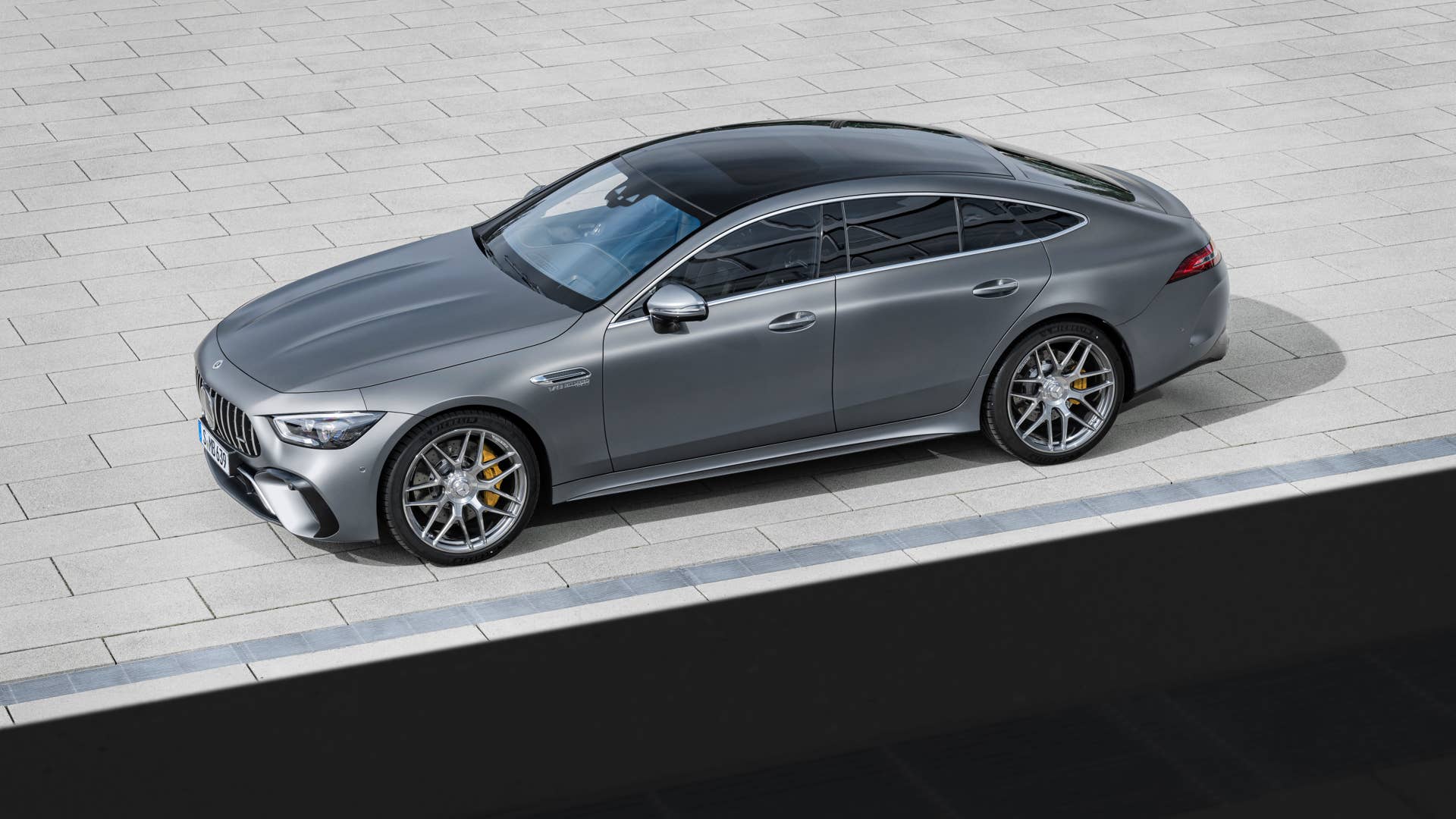 Mercedes-AMG GT 63 S 4MATIC+ (Kraftstoffverbrauch kombiniert WLTP: 13,5–13,0 l/100 km, CO2-Emissionen kombiniert WLTP: 308–295 g/km); 2022; Exterieur: selenitgrau magno; Interieur: Leder Exklusiv Nappa titangrau pearl/schwarz mit gelben Kontrastziernähten, Performance Lenkrad in Leder Nappa mit Lenkradtasten // Mercedes-AMG GT 63 S 4MATIC+ (fuel consumption combined WLTP: 13.5–13.0 l/100 km, CO2 emissions combined WLTP: 308–295 g/km); 2022; exterior: selenite grey magno; interior: exclusive leather nappa titan grey pearl/black with yellow stitching, steering wheel in nappa leather with steering wheel buttons