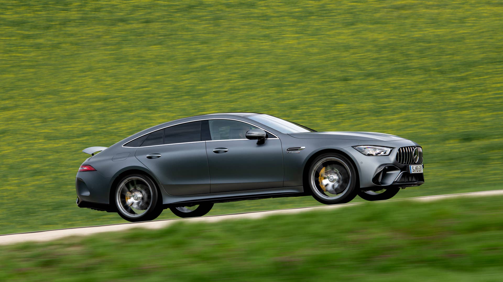 Mercedes-AMG GT 63 S 4MATIC+ (Kraftstoffverbrauch kombiniert WLTP: 13,5–13,0 l/100 km, CO2-Emissionen kombiniert WLTP: 308–295 g/km); 2022; Exterieur: selenitgrau magno; Interieur: Leder Exklusiv Nappa titangrau pearl/schwarz mit gelben Kontrastziernähten, Performance Lenkrad in Leder Nappa mit Lenkradtasten // Mercedes-AMG GT 63 S 4MATIC+ (fuel consumption combined WLTP: 13.5–13.0 l/100 km, CO2 emissions combined WLTP: 308–295 g/km); 2022; exterior: selenite grey magno; interior: exclusive leather nappa titan grey pearl/black with yellow stitching, steering wheel in nappa leather with steering wheel buttons