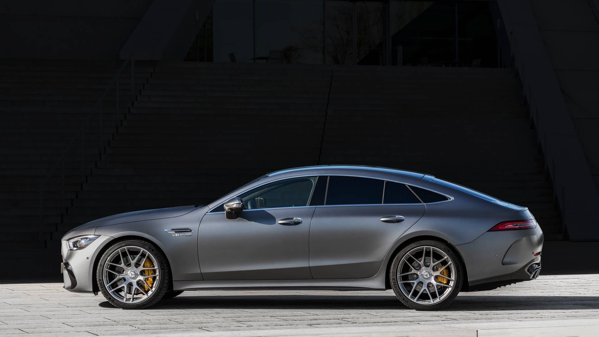 Mercedes-AMG GT 63 S 4MATIC+ (Kraftstoffverbrauch kombiniert WLTP: 13,5–13,0 l/100 km, CO2-Emissionen kombiniert WLTP: 308–295 g/km); 2022; Exterieur: selenitgrau magno; Interieur: Leder Exklusiv Nappa titangrau pearl/schwarz mit gelben Kontrastziernähten, Performance Lenkrad in Leder Nappa mit Lenkradtasten // Mercedes-AMG GT 63 S 4MATIC+ (fuel consumption combined WLTP: 13.5–13.0 l/100 km, CO2 emissions combined WLTP: 308–295 g/km); 2022; exterior: selenite grey magno; interior: exclusive leather nappa titan grey pearl/black with yellow stitching, steering wheel in nappa leather with steering wheel buttons