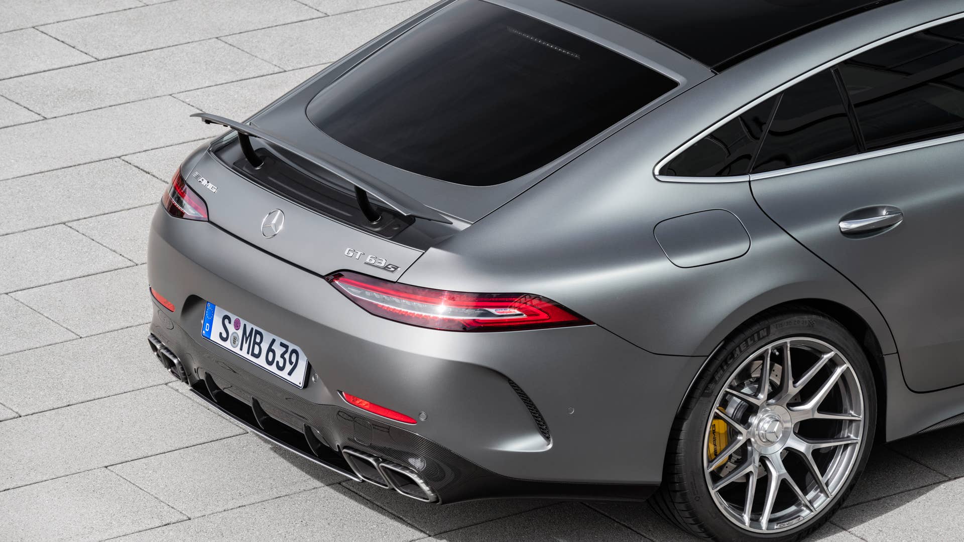 Mercedes-AMG GT 63 S 4MATIC+ (Kraftstoffverbrauch kombiniert WLTP: 13,5–13,0 l/100 km, CO2-Emissionen kombiniert WLTP: 308–295 g/km); 2022; Exterieur: selenitgrau magno; Interieur: Leder Exklusiv Nappa titangrau pearl/schwarz mit gelben Kontrastziernähten, Performance Lenkrad in Leder Nappa mit Lenkradtasten // Mercedes-AMG GT 63 S 4MATIC+ (fuel consumption combined WLTP: 13.5–13.0 l/100 km, CO2 emissions combined WLTP: 308–295 g/km); 2022; exterior: selenite grey magno; interior: exclusive leather nappa titan grey pearl/black with yellow stitching, steering wheel in nappa leather with steering wheel buttons