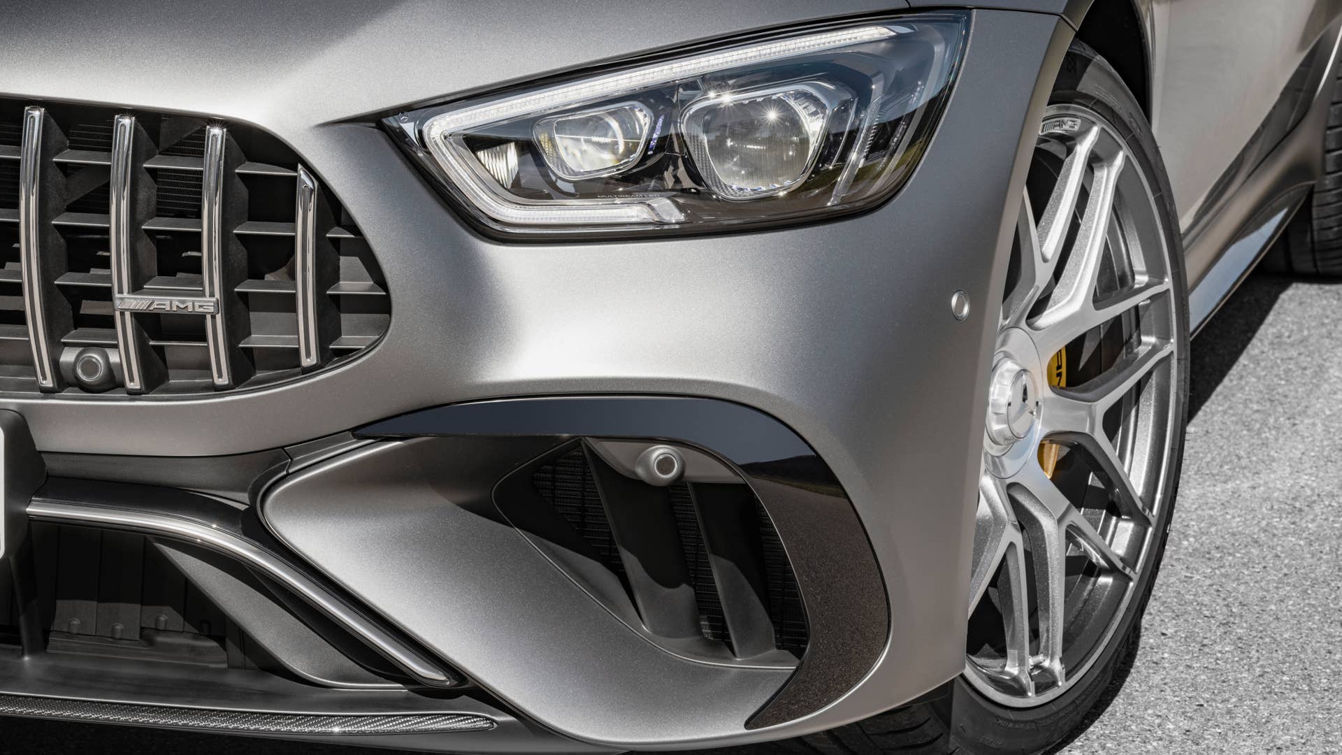 Mercedes-AMG GT 63 S 4MATIC+ (Kraftstoffverbrauch kombiniert WLTP: 13,5–13,0 l/100 km, CO2-Emissionen kombiniert WLTP: 308–295 g/km); 2022; Exterieur: selenitgrau magno; Interieur: Leder Exklusiv Nappa titangrau pearl/schwarz mit gelben Kontrastziernähten, Performance Lenkrad in Leder Nappa mit Lenkradtasten // Mercedes-AMG GT 63 S 4MATIC+ (fuel consumption combined WLTP: 13.5–13.0 l/100 km, CO2 emissions combined WLTP: 308–295 g/km); 2022; exterior: selenite grey magno; interior: exclusive leather nappa titan grey pearl/black with yellow stitching, steering wheel in nappa leather with steering wheel buttons