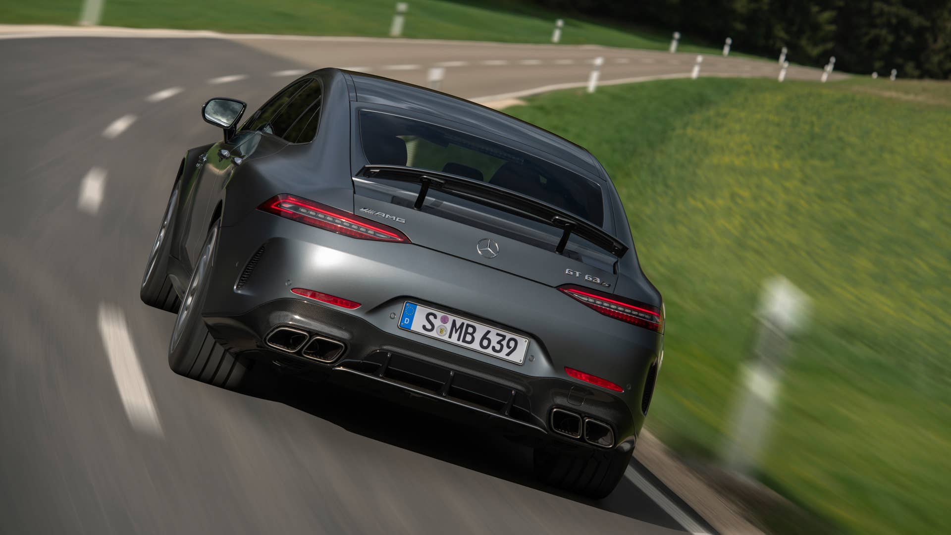 Mercedes-AMG GT 63 S 4MATIC+ (Kraftstoffverbrauch kombiniert WLTP: 13,5–13,0 l/100 km, CO2-Emissionen kombiniert WLTP: 308–295 g/km); 2022; Exterieur: selenitgrau magno; Interieur: Leder Exklusiv Nappa titangrau pearl/schwarz mit gelben Kontrastziernähten, Performance Lenkrad in Leder Nappa mit Lenkradtasten // Mercedes-AMG GT 63 S 4MATIC+ (fuel consumption combined WLTP: 13.5–13.0 l/100 km, CO2 emissions combined WLTP: 308–295 g/km); 2022; exterior: selenite grey magno; interior: exclusive leather nappa titan grey pearl/black with yellow stitching, steering wheel in nappa leather with steering wheel buttons