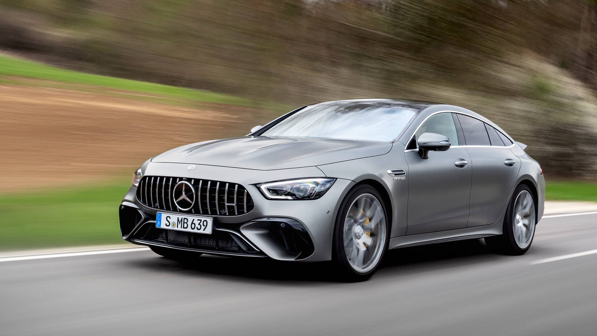 Mercedes-AMG GT 63 S 4MATIC+ (Kraftstoffverbrauch kombiniert WLTP: 13,5–13,0 l/100 km, CO2-Emissionen kombiniert WLTP: 308–295 g/km); 2022; Exterieur: selenitgrau magno; Interieur: Leder Exklusiv Nappa titangrau pearl/schwarz mit gelben Kontrastziernähten, Performance Lenkrad in Leder Nappa mit Lenkradtasten // Mercedes-AMG GT 63 S 4MATIC+ (fuel consumption combined WLTP: 13.5–13.0 l/100 km, CO2 emissions combined WLTP: 308–295 g/km); 2022; exterior: selenite grey magno; interior: exclusive leather nappa titan grey pearl/black with yellow stitching, steering wheel in nappa leather with steering wheel buttons