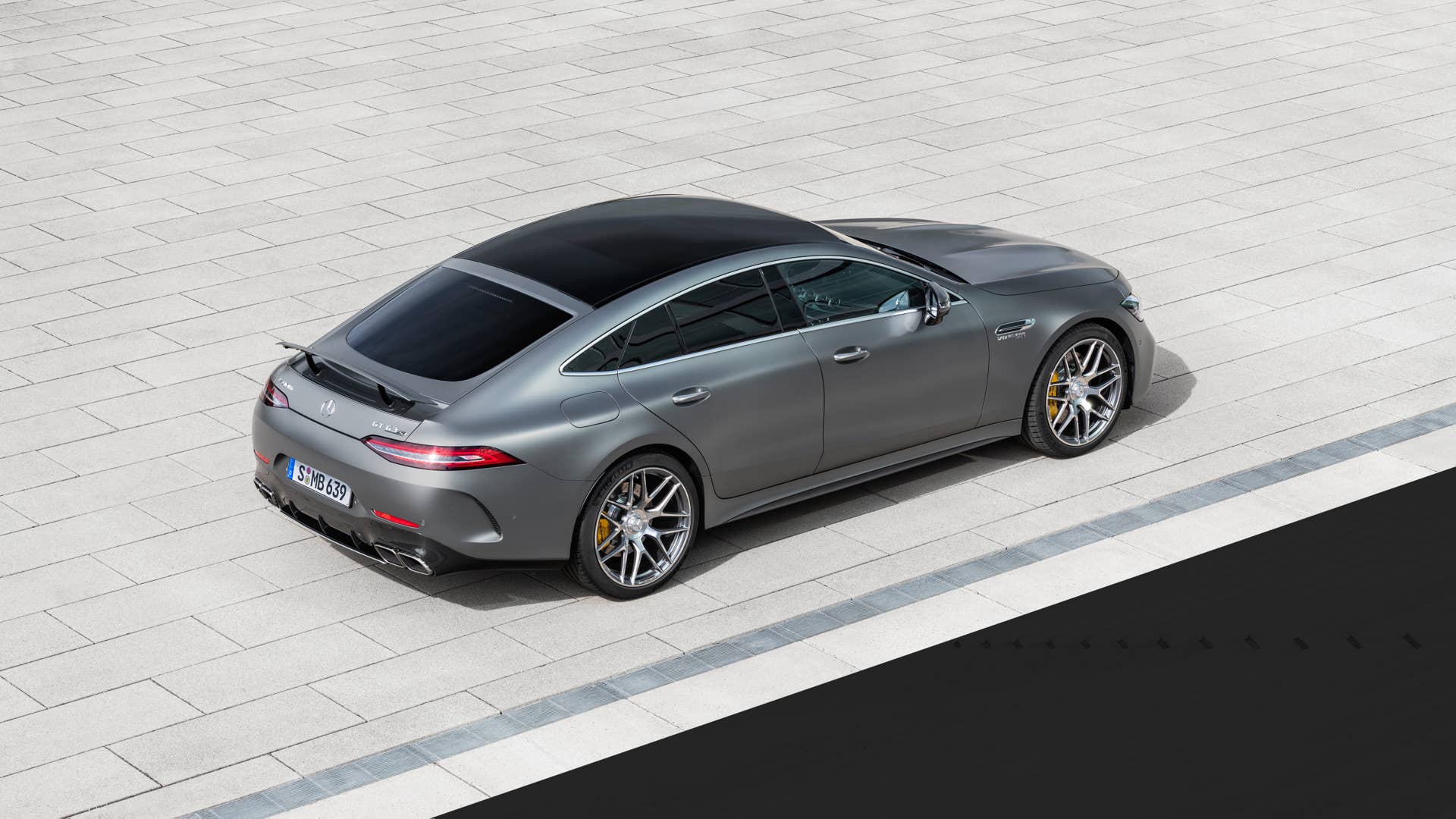 Mercedes-AMG GT 63 S 4MATIC+ (Kraftstoffverbrauch kombiniert WLTP: 13,5–13,0 l/100 km, CO2-Emissionen kombiniert WLTP: 308–295 g/km); 2022; Exterieur: selenitgrau magno; Interieur: Leder Exklusiv Nappa titangrau pearl/schwarz mit gelben Kontrastziernähten, Performance Lenkrad in Leder Nappa mit Lenkradtasten // Mercedes-AMG GT 63 S 4MATIC+ (fuel consumption combined WLTP: 13.5–13.0 l/100 km, CO2 emissions combined WLTP: 308–295 g/km); 2022; exterior: selenite grey magno; interior: exclusive leather nappa titan grey pearl/black with yellow stitching, steering wheel in nappa leather with steering wheel buttons