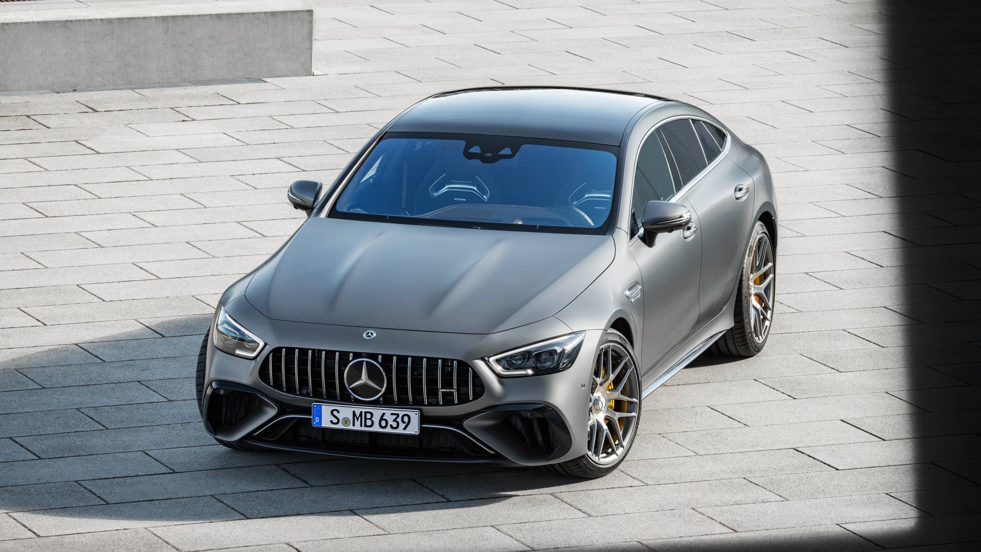 Mercedes-AMG GT 63 S 4MATIC+ (Kraftstoffverbrauch kombiniert WLTP: 13,5–13,0 l/100 km, CO2-Emissionen kombiniert WLTP: 308–295 g/km); 2022; Exterieur: selenitgrau magno; Interieur: Leder Exklusiv Nappa titangrau pearl/schwarz mit gelben Kontrastziernähten, Performance Lenkrad in Leder Nappa mit Lenkradtasten // Mercedes-AMG GT 63 S 4MATIC+ (fuel consumption combined WLTP: 13.5–13.0 l/100 km, CO2 emissions combined WLTP: 308–295 g/km); 2022; exterior: selenite grey magno; interior: exclusive leather nappa titan grey pearl/black with yellow stitching, steering wheel in nappa leather with steering wheel buttons