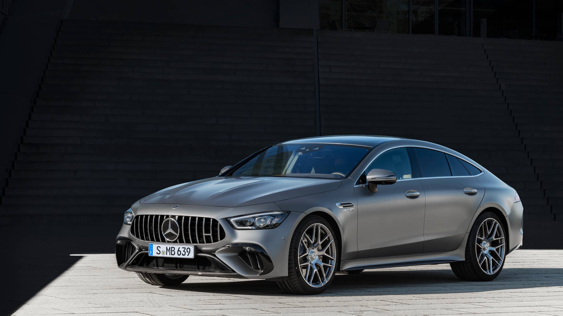Mercedes-AMG GT 63 S 4MATIC+ (Kraftstoffverbrauch kombiniert WLTP: 13,5–13,0 l/100 km, CO2-Emissionen kombiniert WLTP: 308–295 g/km); 2022; Exterieur: selenitgrau magno; Interieur: Leder Exklusiv Nappa titangrau pearl/schwarz mit gelben Kontrastziernähten, Performance Lenkrad in Leder Nappa mit Lenkradtasten // Mercedes-AMG GT 63 S 4MATIC+ (fuel consumption combined WLTP: 13.5–13.0 l/100 km, CO2 emissions combined WLTP: 308–295 g/km); 2022; exterior: selenite grey magno; interior: exclusive leather nappa titan grey pearl/black with yellow stitching, steering wheel in nappa leather with steering wheel buttons