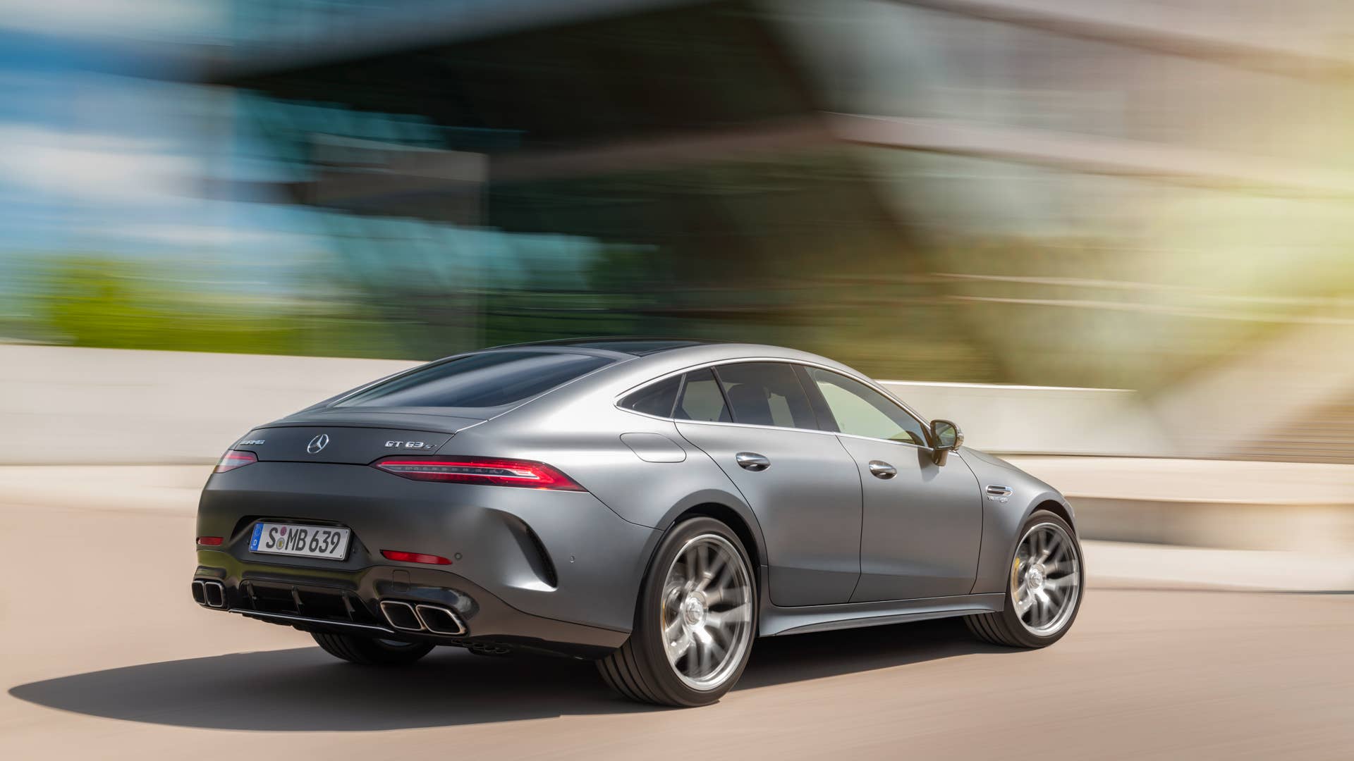 Mercedes-AMG GT 63 S 4MATIC+ (Kraftstoffverbrauch kombiniert WLTP: 13,5–13,0 l/100 km, CO2-Emissionen kombiniert WLTP: 308–295 g/km); 2022; Exterieur: selenitgrau magno; Interieur: Leder Exklusiv Nappa titangrau pearl/schwarz mit gelben Kontrastziernähten, Performance Lenkrad in Leder Nappa mit Lenkradtasten // Mercedes-AMG GT 63 S 4MATIC+ (fuel consumption combined WLTP: 13.5–13.0 l/100 km, CO2 emissions combined WLTP: 308–295 g/km); 2022; exterior: selenite grey magno; interior: exclusive leather nappa titan grey pearl/black with yellow stitching, steering wheel in nappa leather with steering wheel buttons