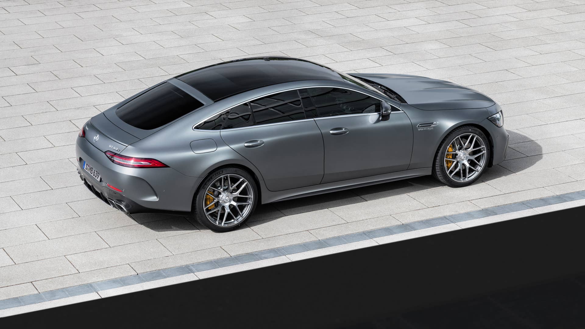 Mercedes-AMG GT 63 S 4MATIC+ (Kraftstoffverbrauch kombiniert WLTP: 13,5–13,0 l/100 km, CO2-Emissionen kombiniert WLTP: 308–295 g/km); 2022; Exterieur: selenitgrau magno; Interieur: Leder Exklusiv Nappa titangrau pearl/schwarz mit gelben Kontrastziernähten, Performance Lenkrad in Leder Nappa mit Lenkradtasten // Mercedes-AMG GT 63 S 4MATIC+ (fuel consumption combined WLTP: 13.5–13.0 l/100 km, CO2 emissions combined WLTP: 308–295 g/km); 2022; exterior: selenite grey magno; interior: exclusive leather nappa titan grey pearl/black with yellow stitching, steering wheel in nappa leather with steering wheel buttons