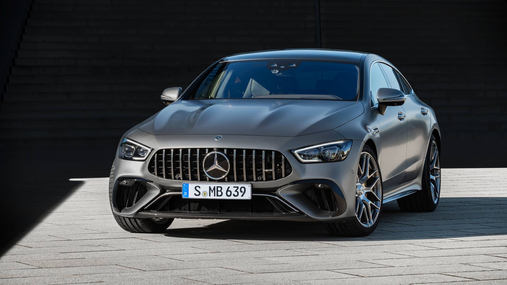 Mercedes-AMG GT 63 S 4MATIC+ (Kraftstoffverbrauch kombiniert WLTP: 13,5–13,0 l/100 km, CO2-Emissionen kombiniert WLTP: 308–295 g/km); 2022; Exterieur: selenitgrau magno; Interieur: Leder Exklusiv Nappa titangrau pearl/schwarz mit gelben Kontrastziernähten, Performance Lenkrad in Leder Nappa mit Lenkradtasten // Mercedes-AMG GT 63 S 4MATIC+ (fuel consumption combined WLTP: 13.5–13.0 l/100 km, CO2 emissions combined WLTP: 308–295 g/km); 2022; exterior: selenite grey magno; interior: exclusive leather nappa titan grey pearl/black with yellow stitching, steering wheel in nappa leather with steering wheel buttons