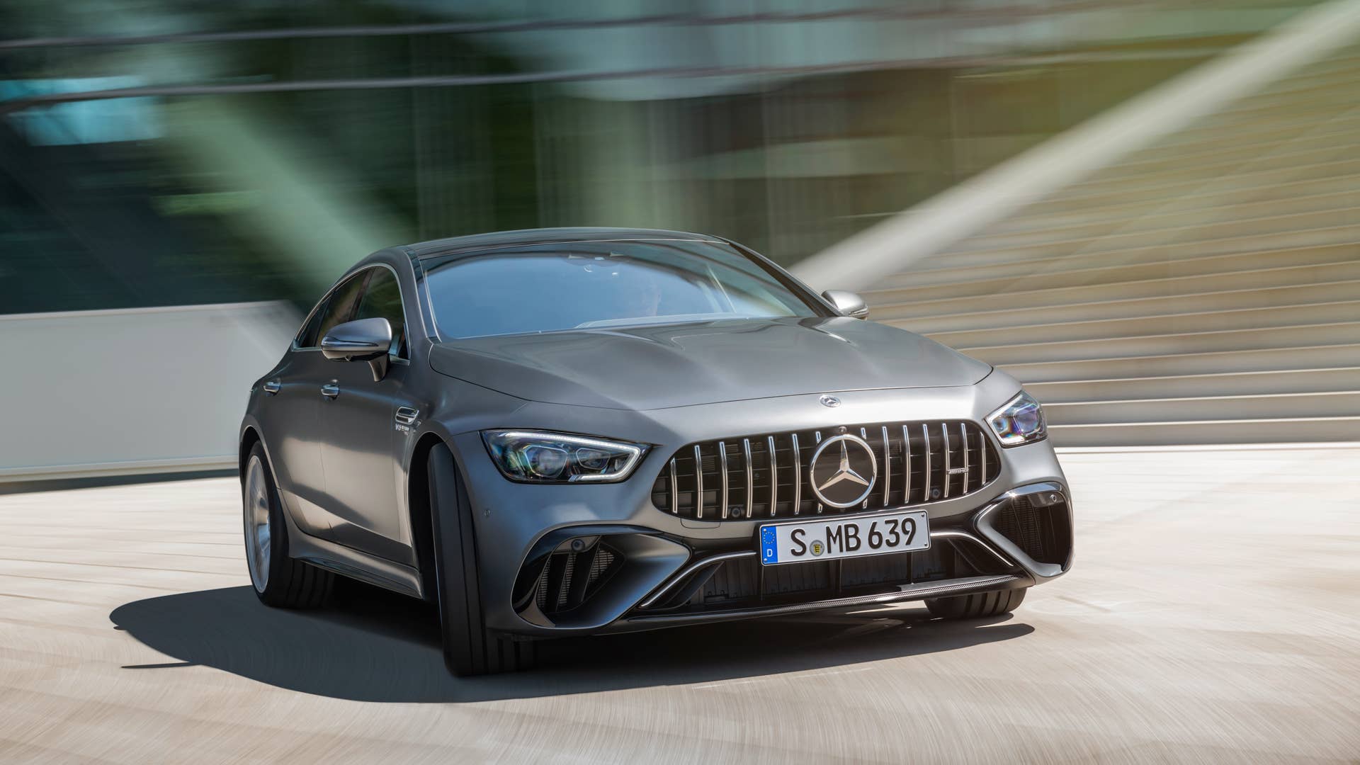 Mercedes-AMG GT 63 S 4MATIC+ (Kraftstoffverbrauch kombiniert WLTP: 13,5–13,0 l/100 km, CO2-Emissionen kombiniert WLTP: 308–295 g/km); 2022; Exterieur: selenitgrau magno; Interieur: Leder Exklusiv Nappa titangrau pearl/schwarz mit gelben Kontrastziernähten, Performance Lenkrad in Leder Nappa mit Lenkradtasten // Mercedes-AMG GT 63 S 4MATIC+ (fuel consumption combined WLTP: 13.5–13.0 l/100 km, CO2 emissions combined WLTP: 308–295 g/km); 2022; exterior: selenite grey magno; interior: exclusive leather nappa titan grey pearl/black with yellow stitching, steering wheel in nappa leather with steering wheel buttons